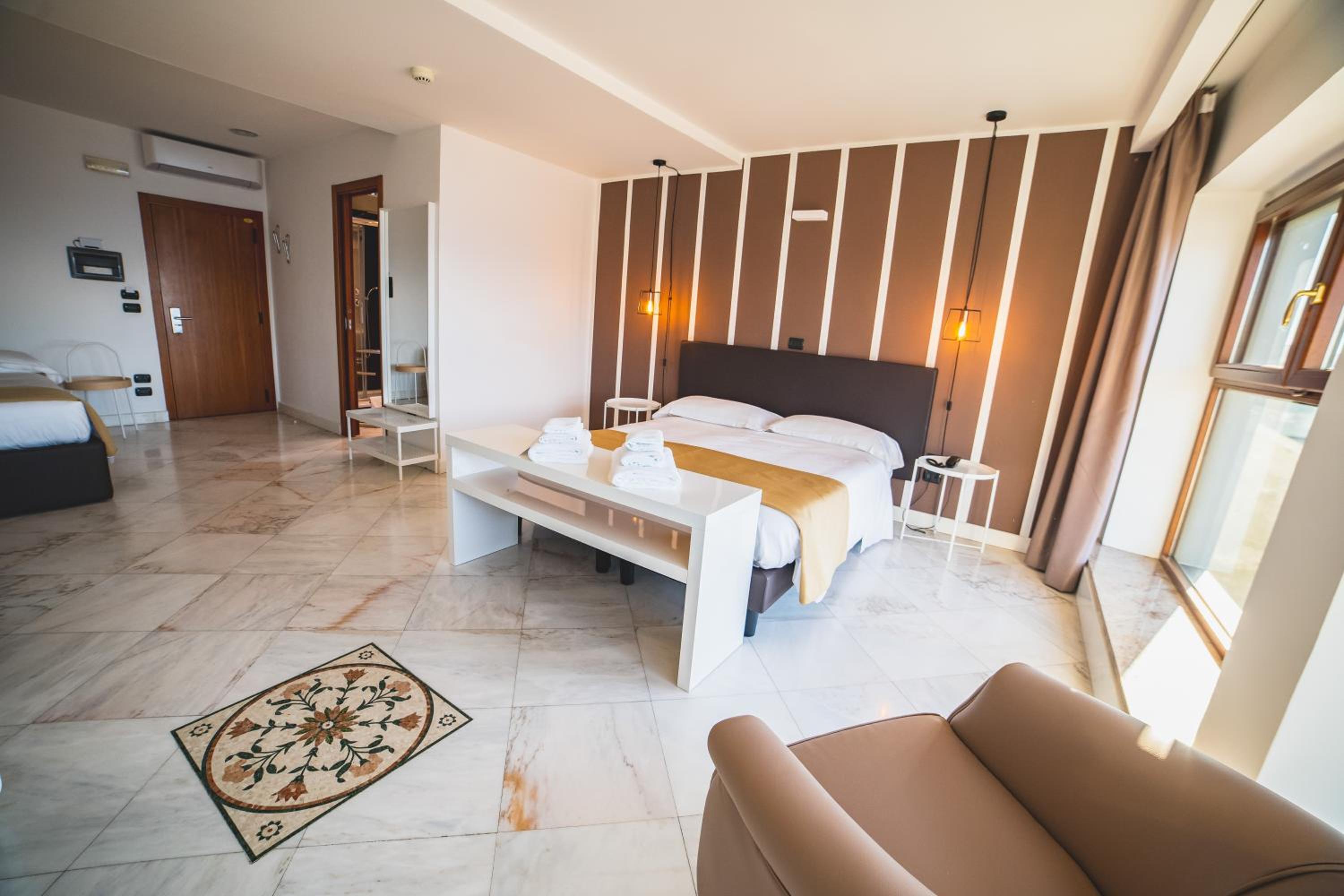 Junior Suite with Sea View - Photo 18