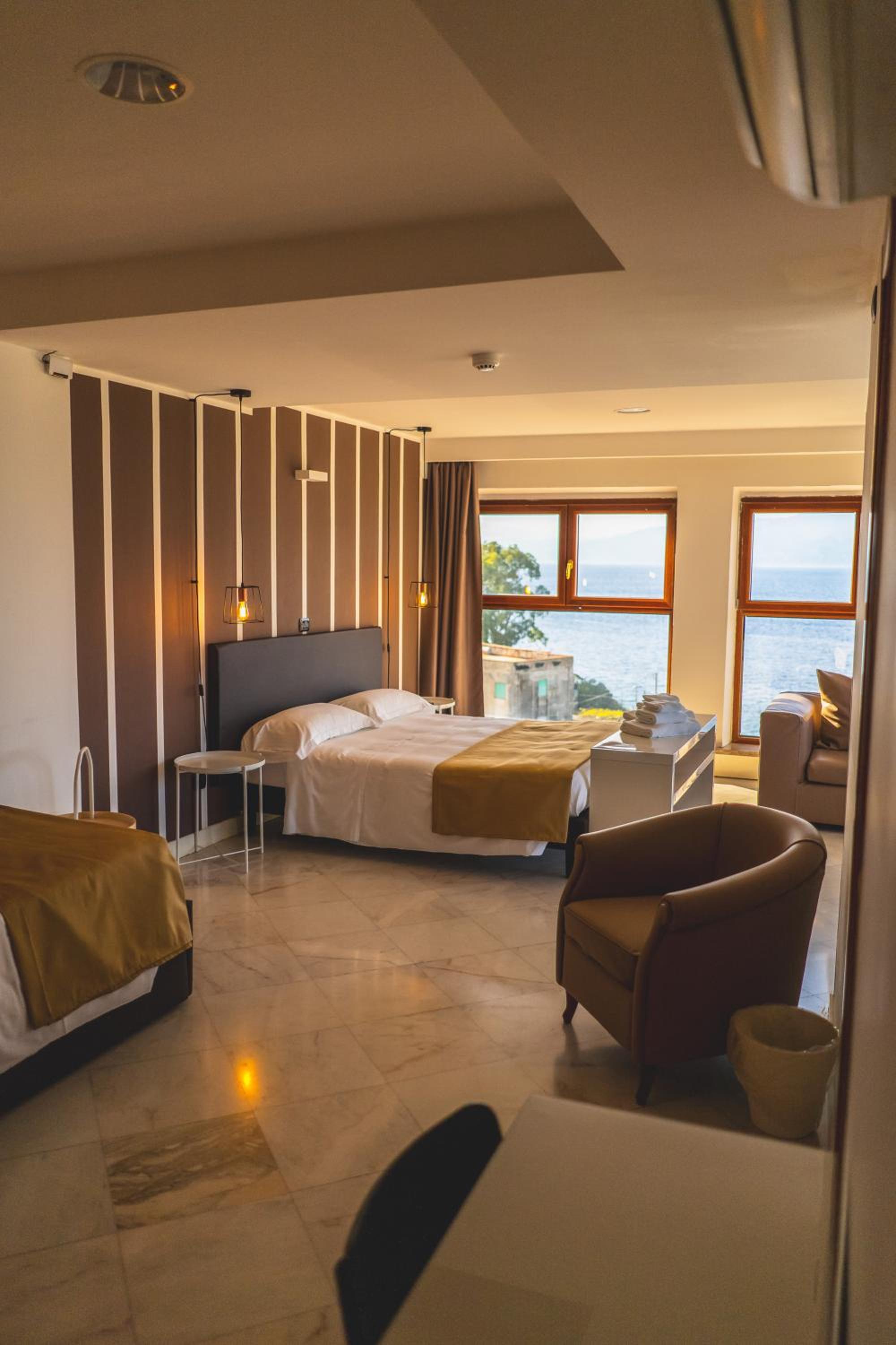 Suite with Sea View - Photo 3
