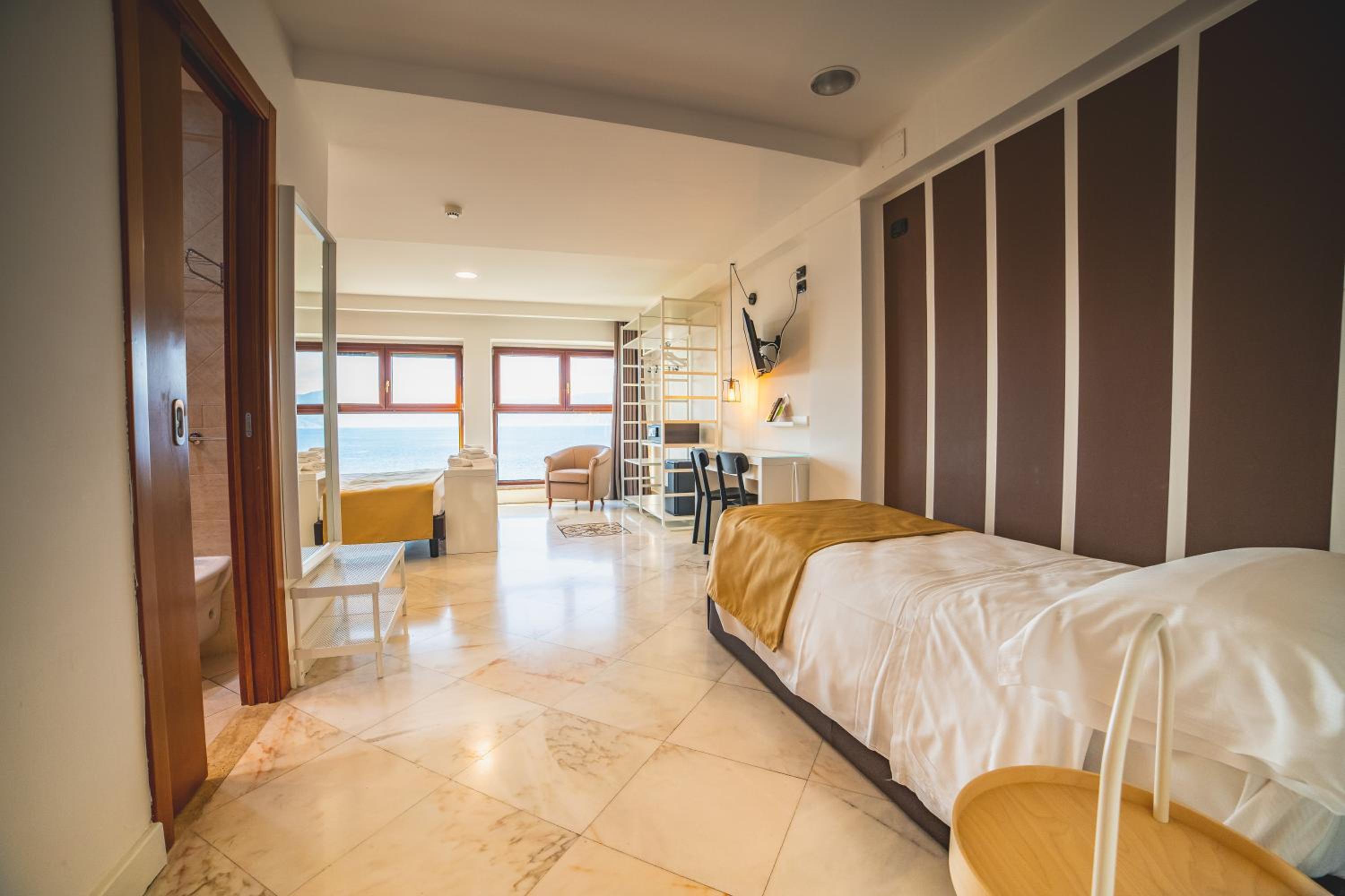 Junior Suite with Sea View - Photo 12