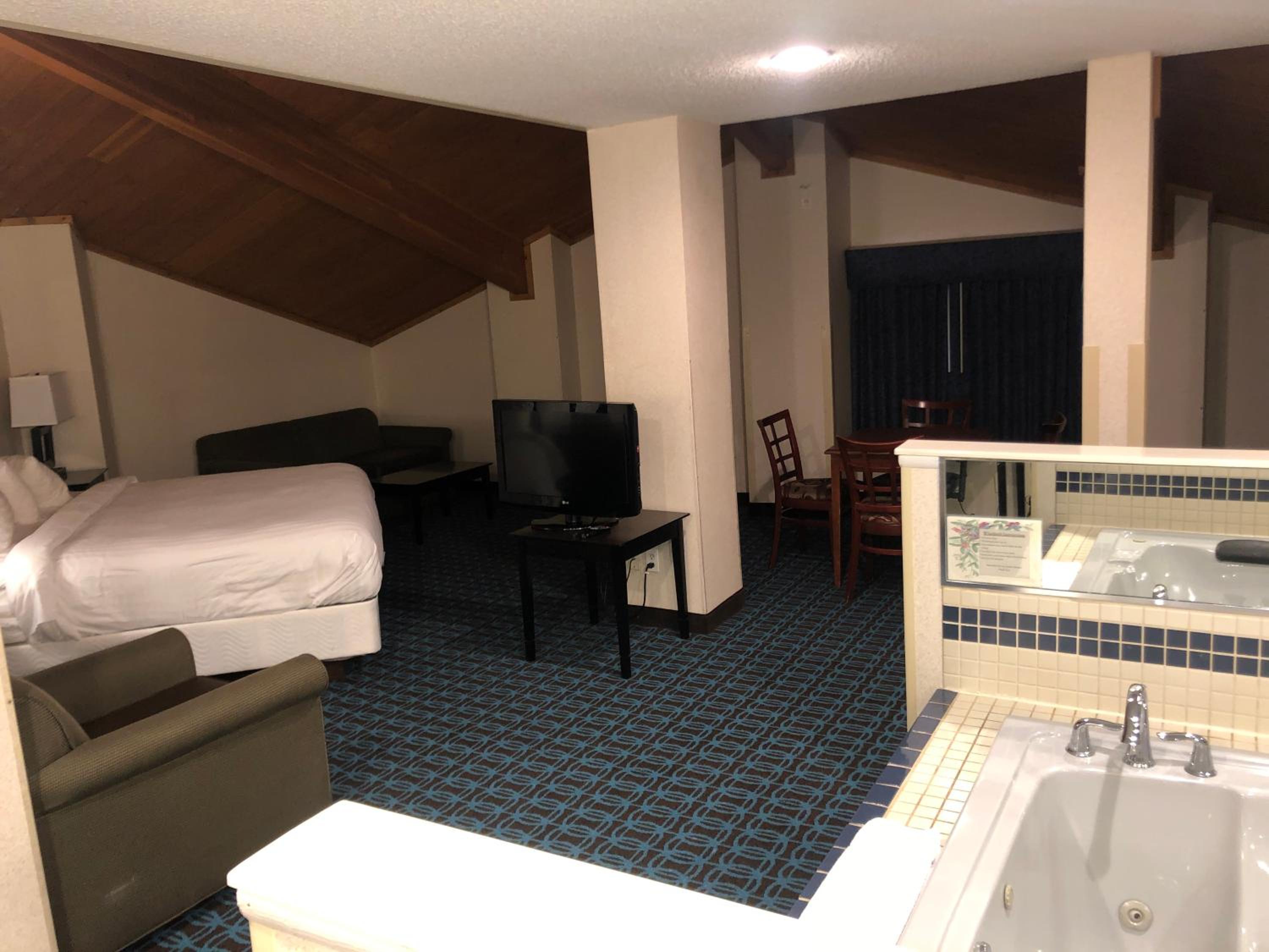 Executive King Suite - Non-Smoking - Photo 5