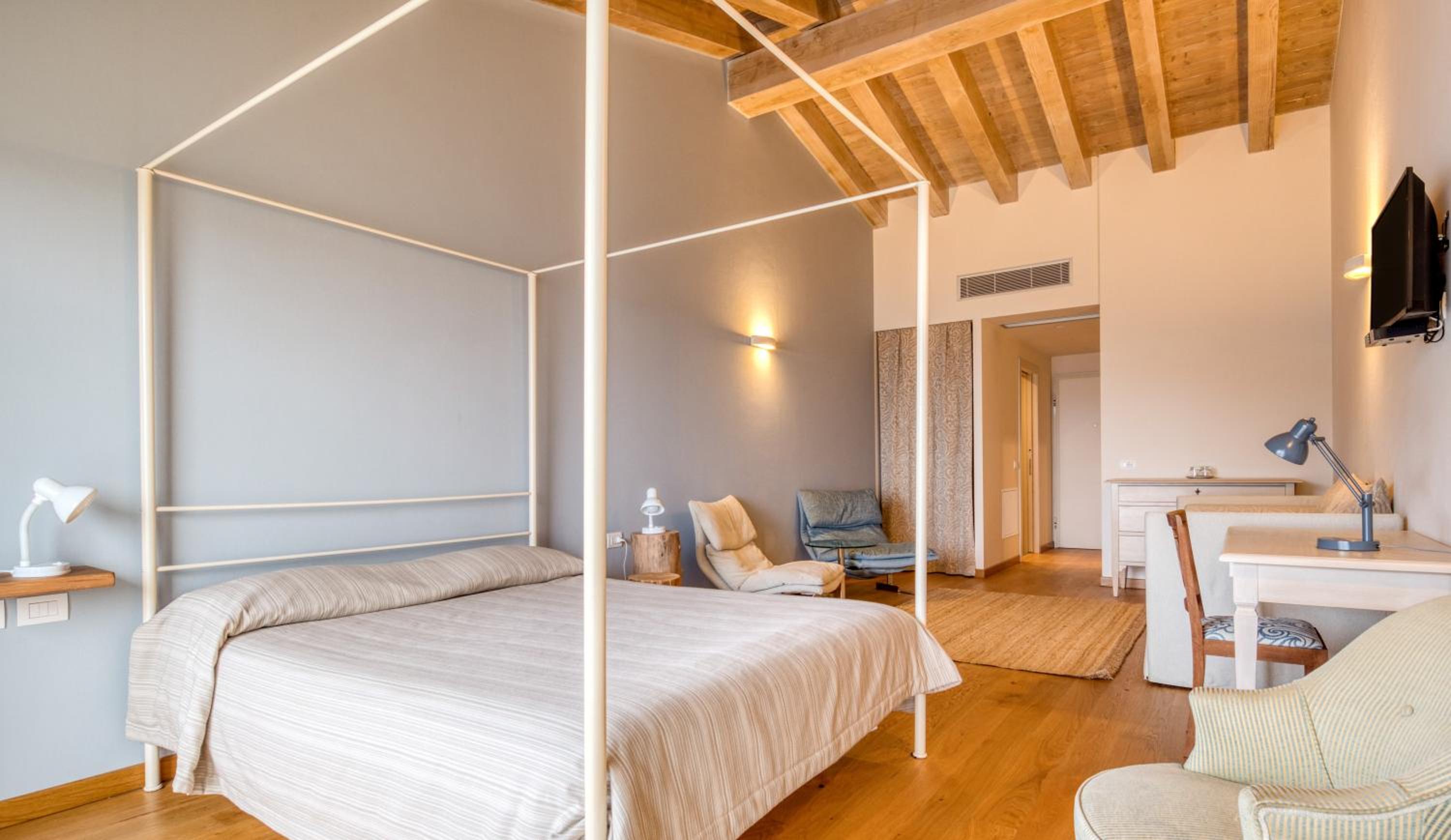 Suite with Balcony - Photo 2
