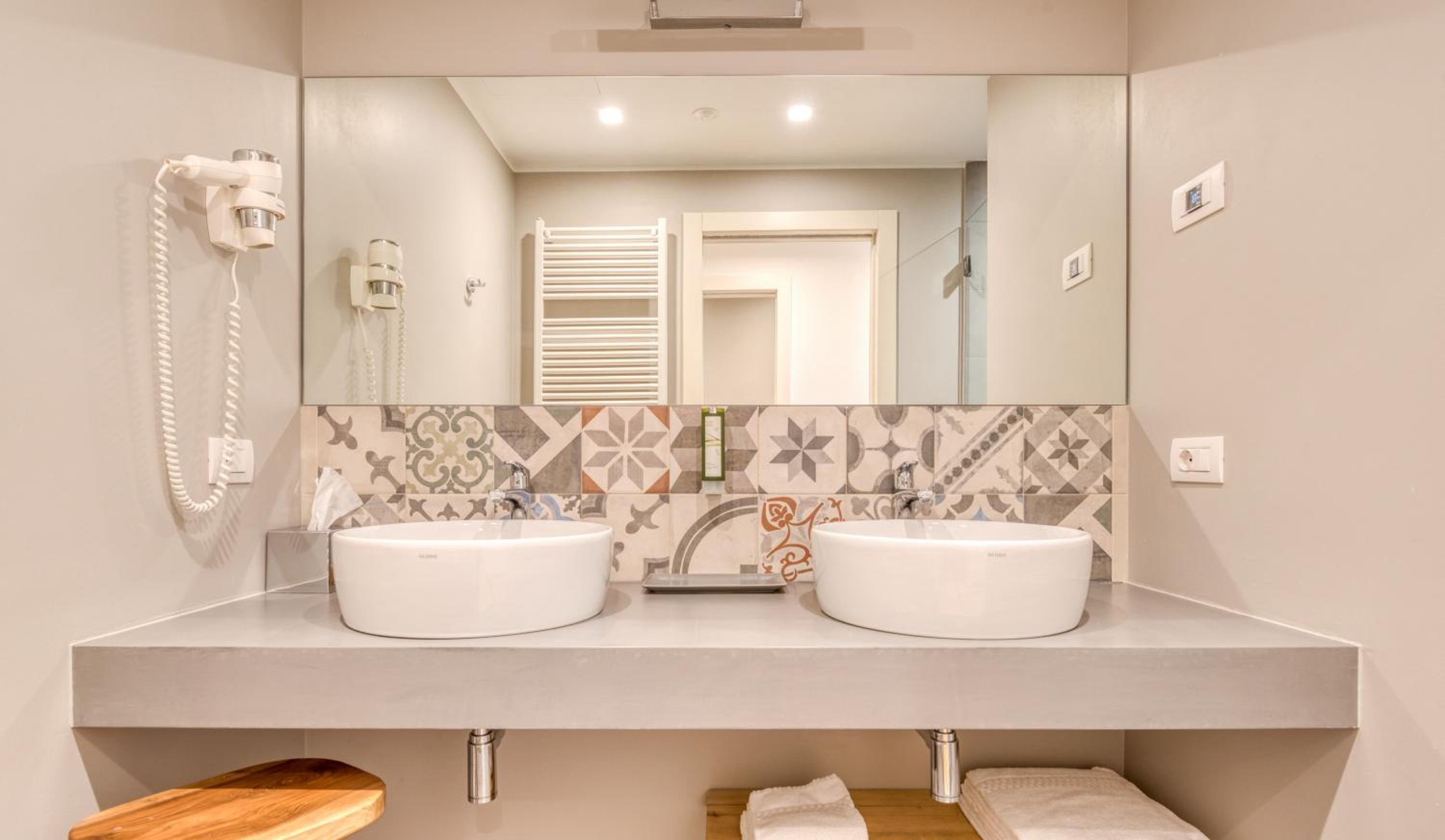 Suite with Balcony - Photo 5