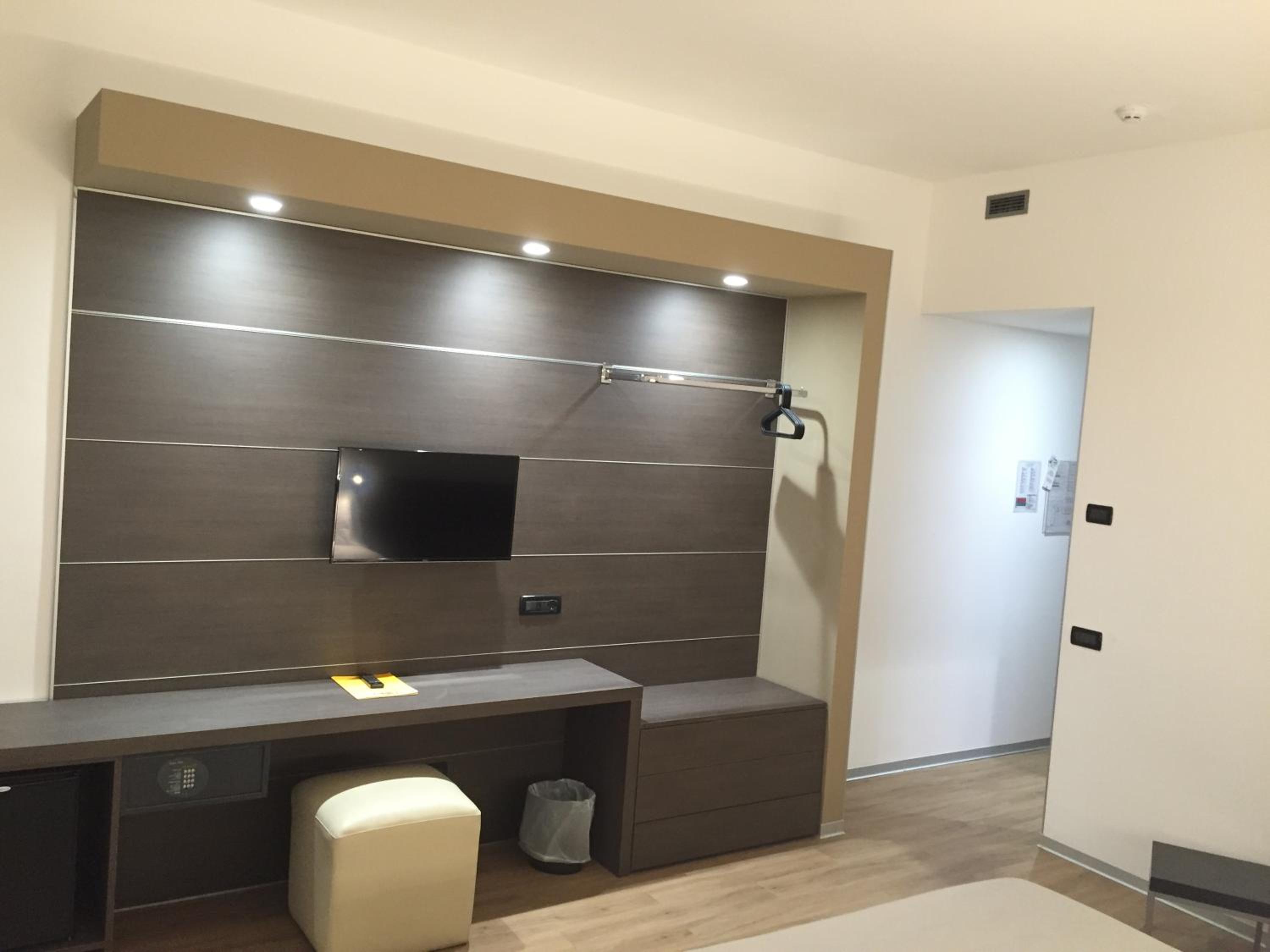 Double or Twin Room - Photo 5