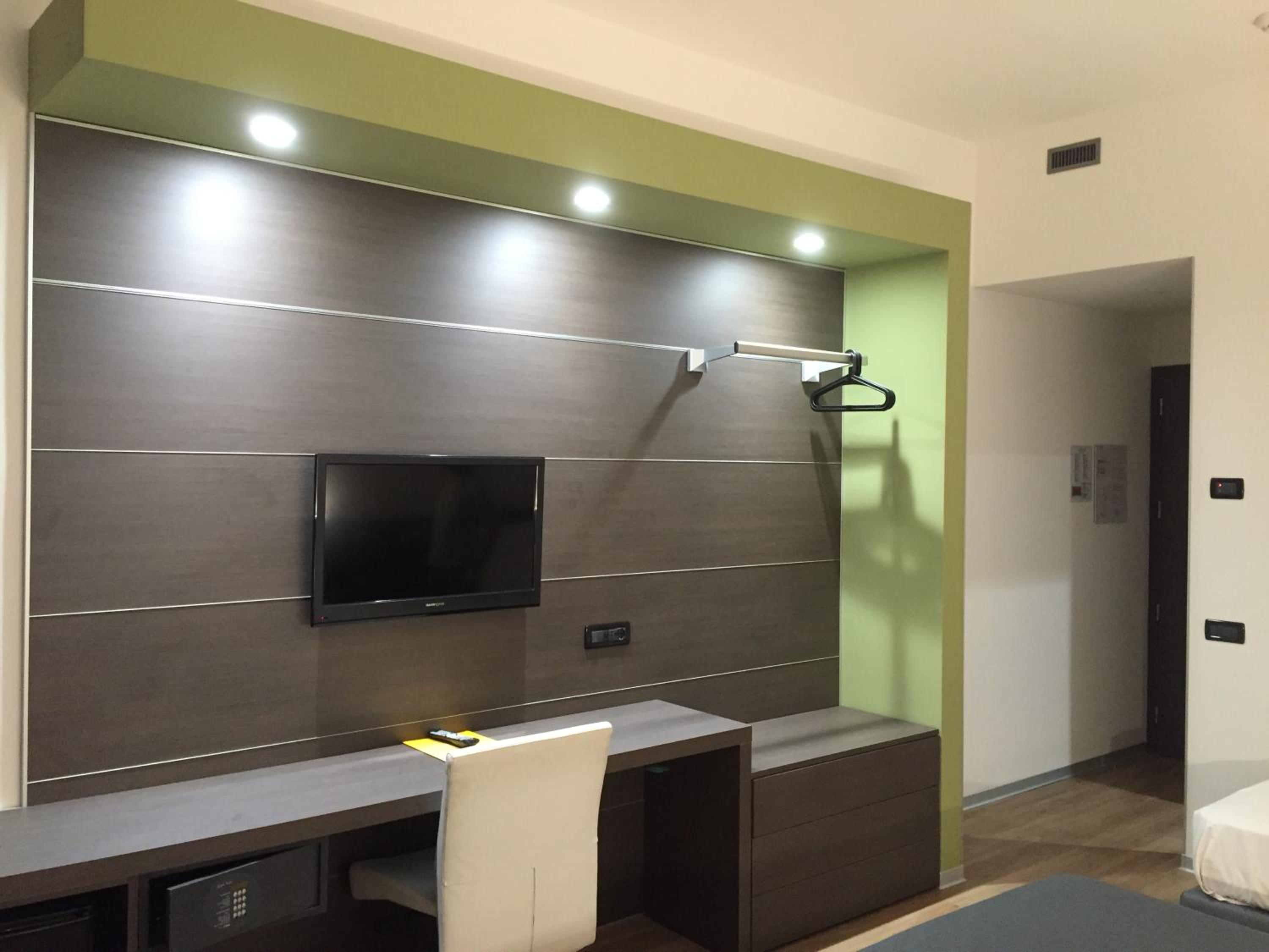 Double or Twin Room - Photo 9