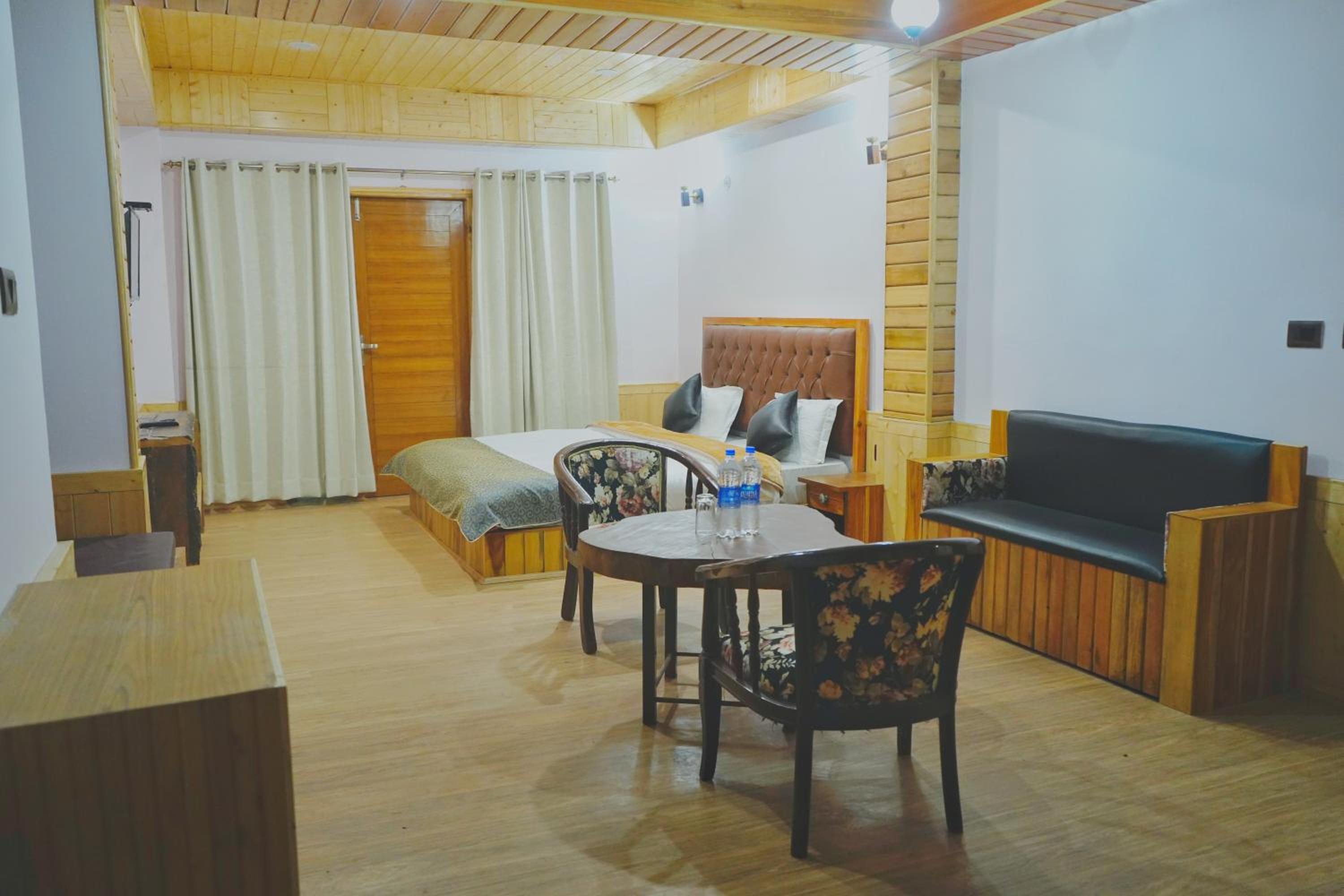 Superior King Room - Photo 7