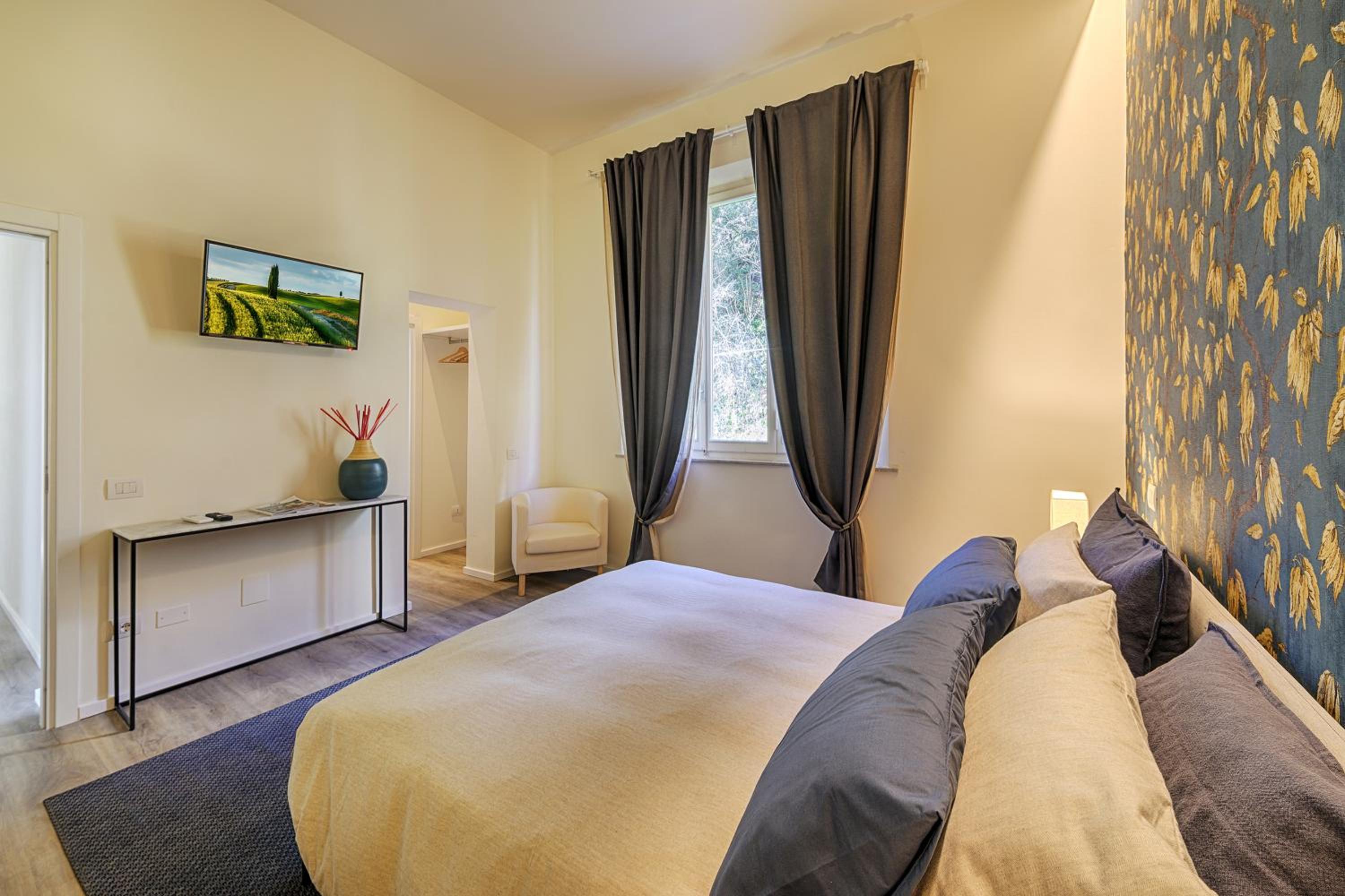 Standard King Room - Photo 5