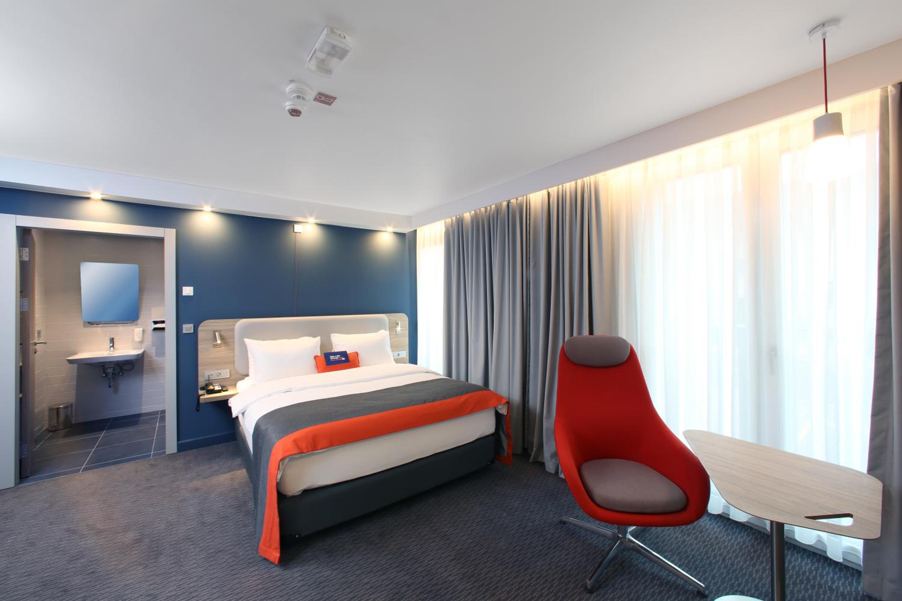 Standard Queen Room - Accessible with Free Breakfast - Photo 1