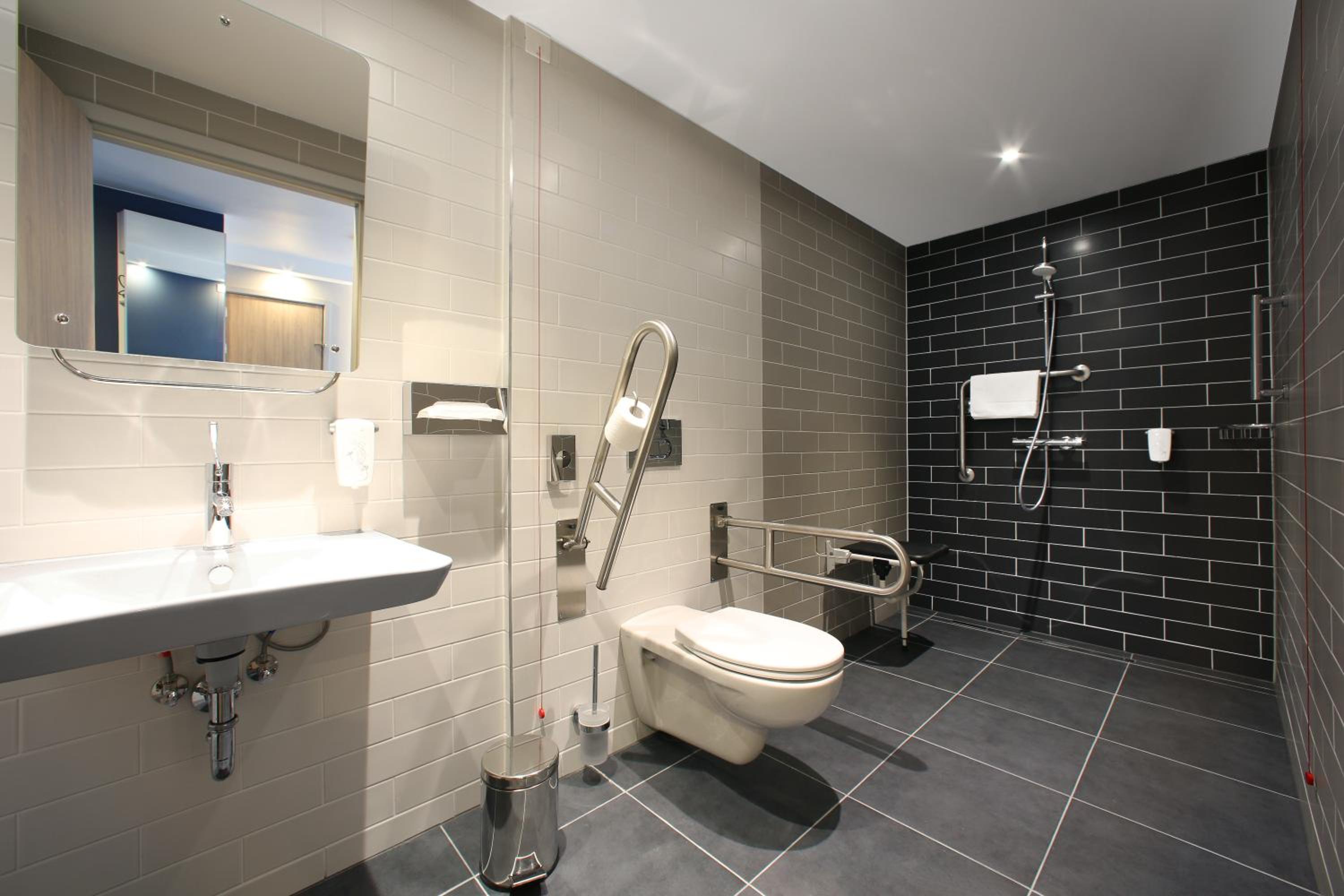 Standard Queen Room - Accessible with Free Breakfast - Photo 3