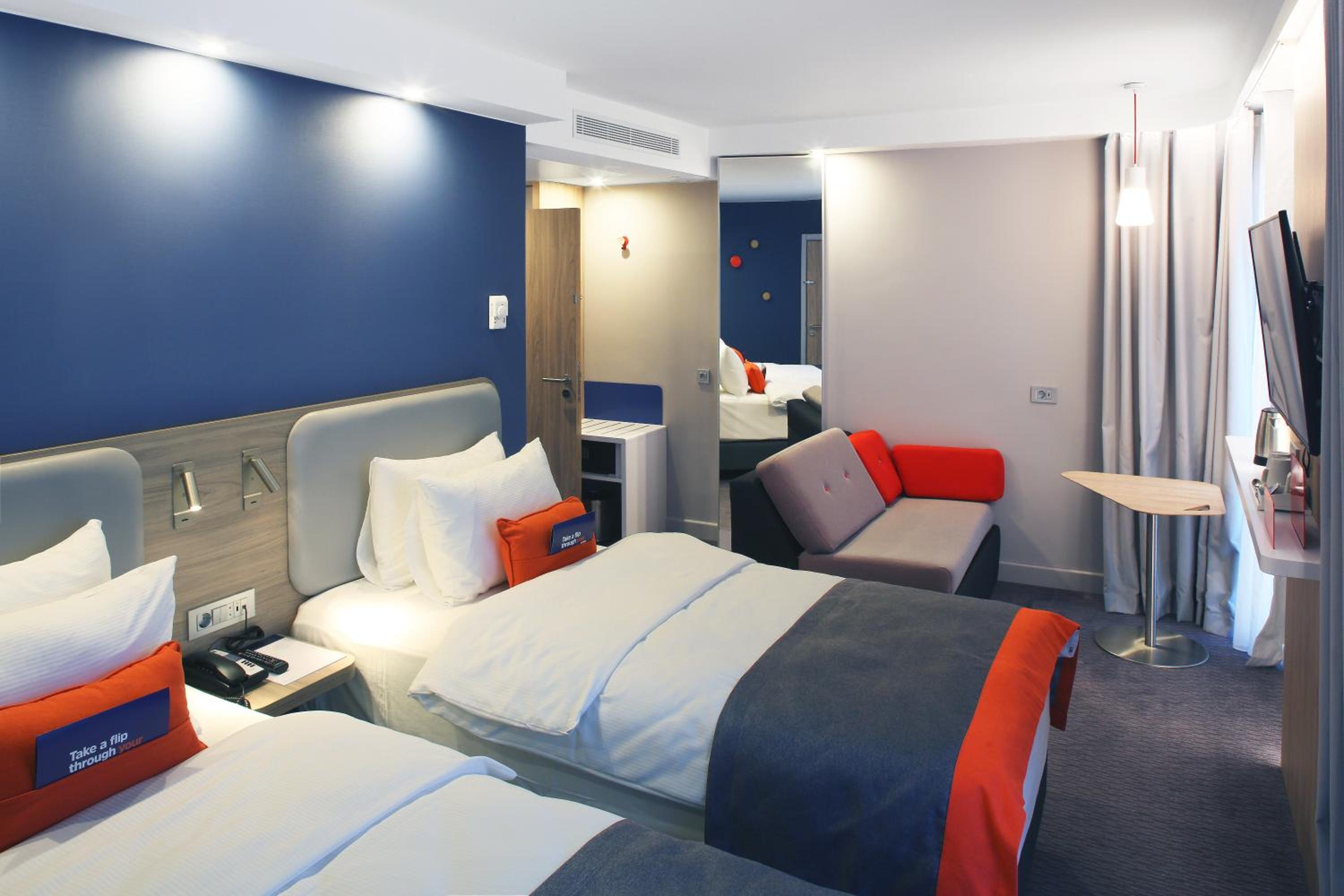 Standard Twin Room with Two Twin Beds and Sofa Bed - Photo 7