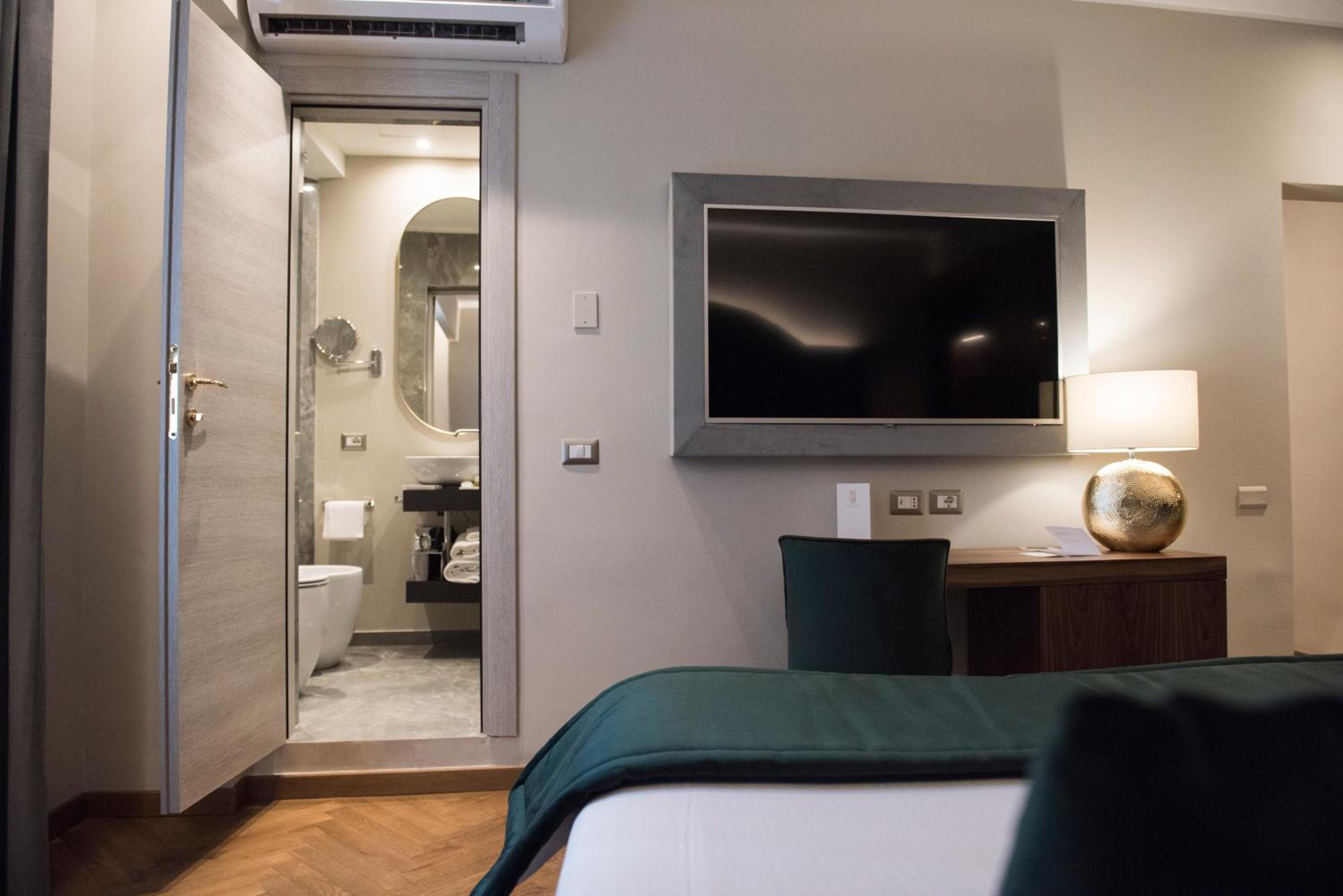 Superior Double Room thumbnail 6