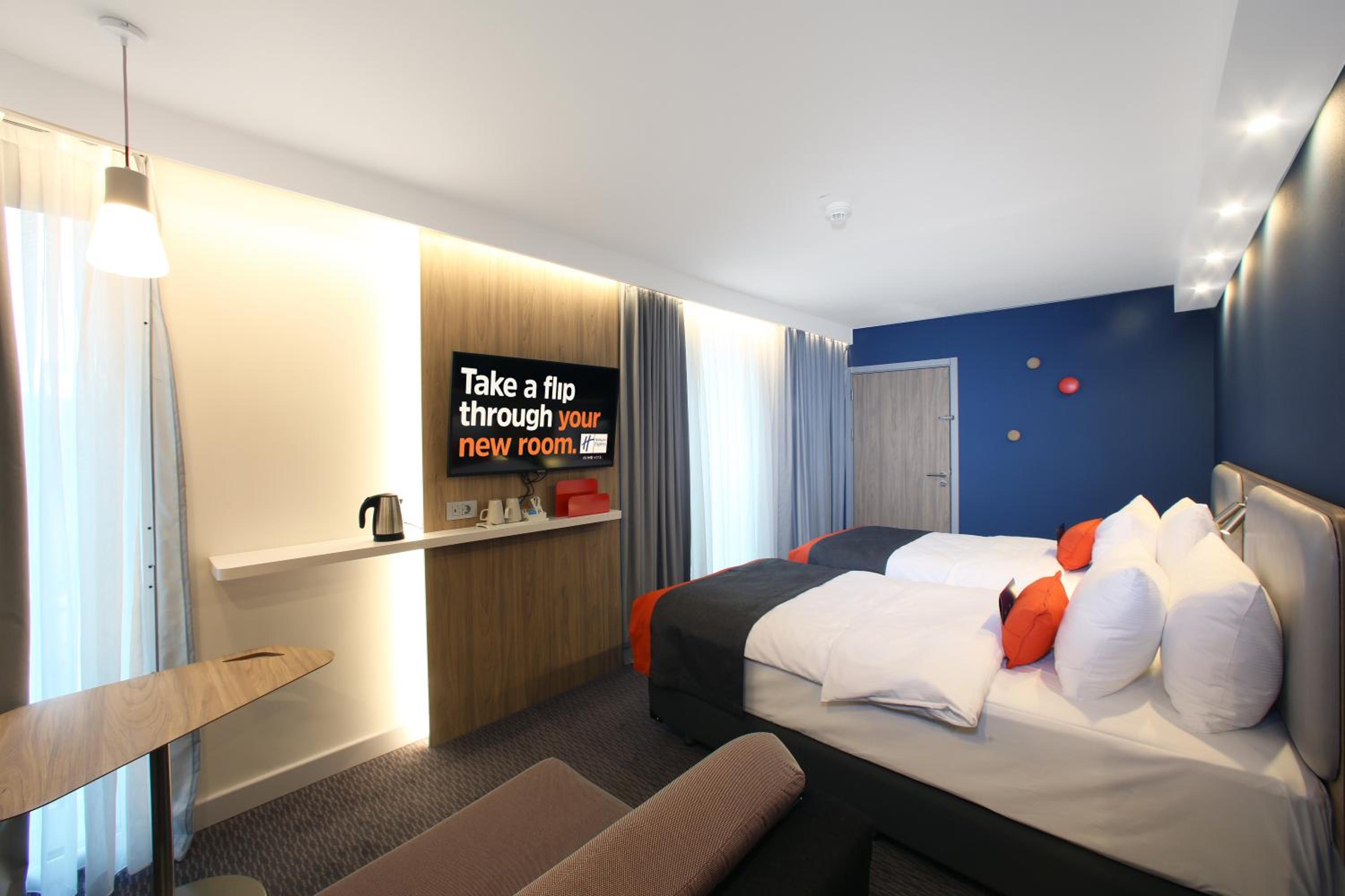 Standard Twin Room with Two Twin Beds and Sofa Bed - Photo 8