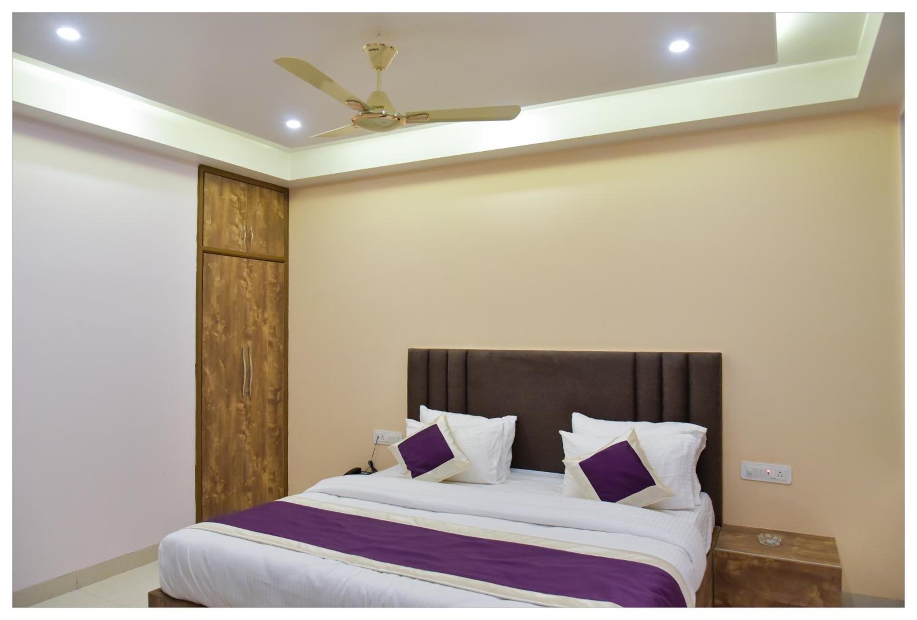 Deluxe King Room - Photo 1
