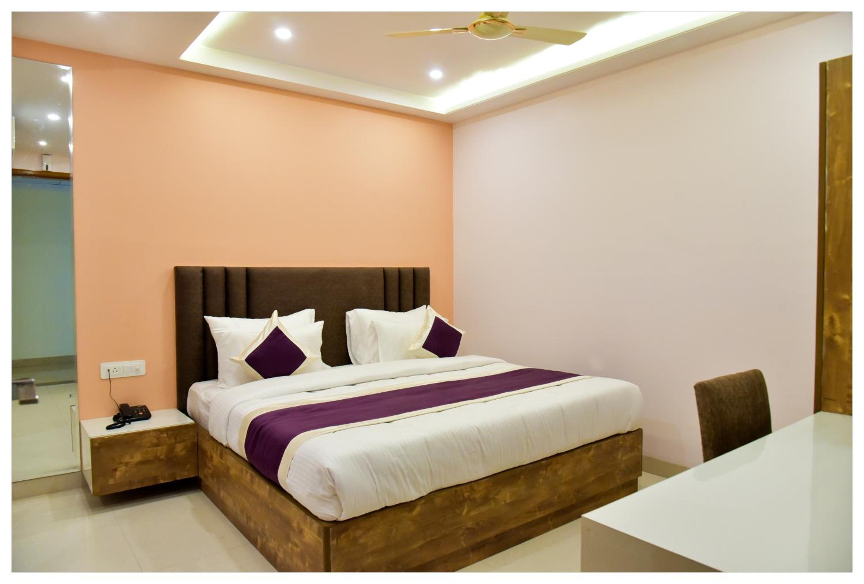 Deluxe King Room - Photo 8