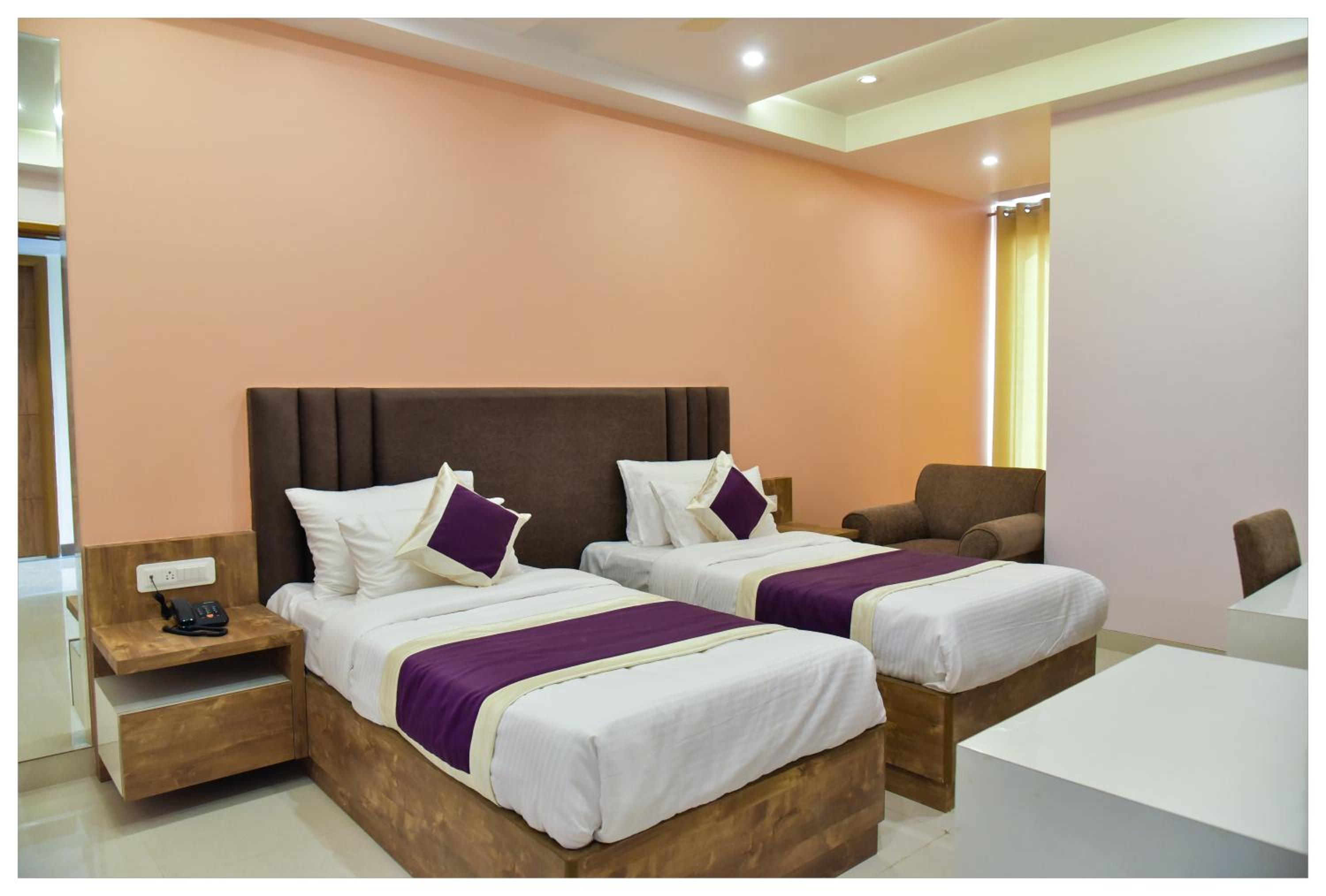 Deluxe King Room - Photo 5