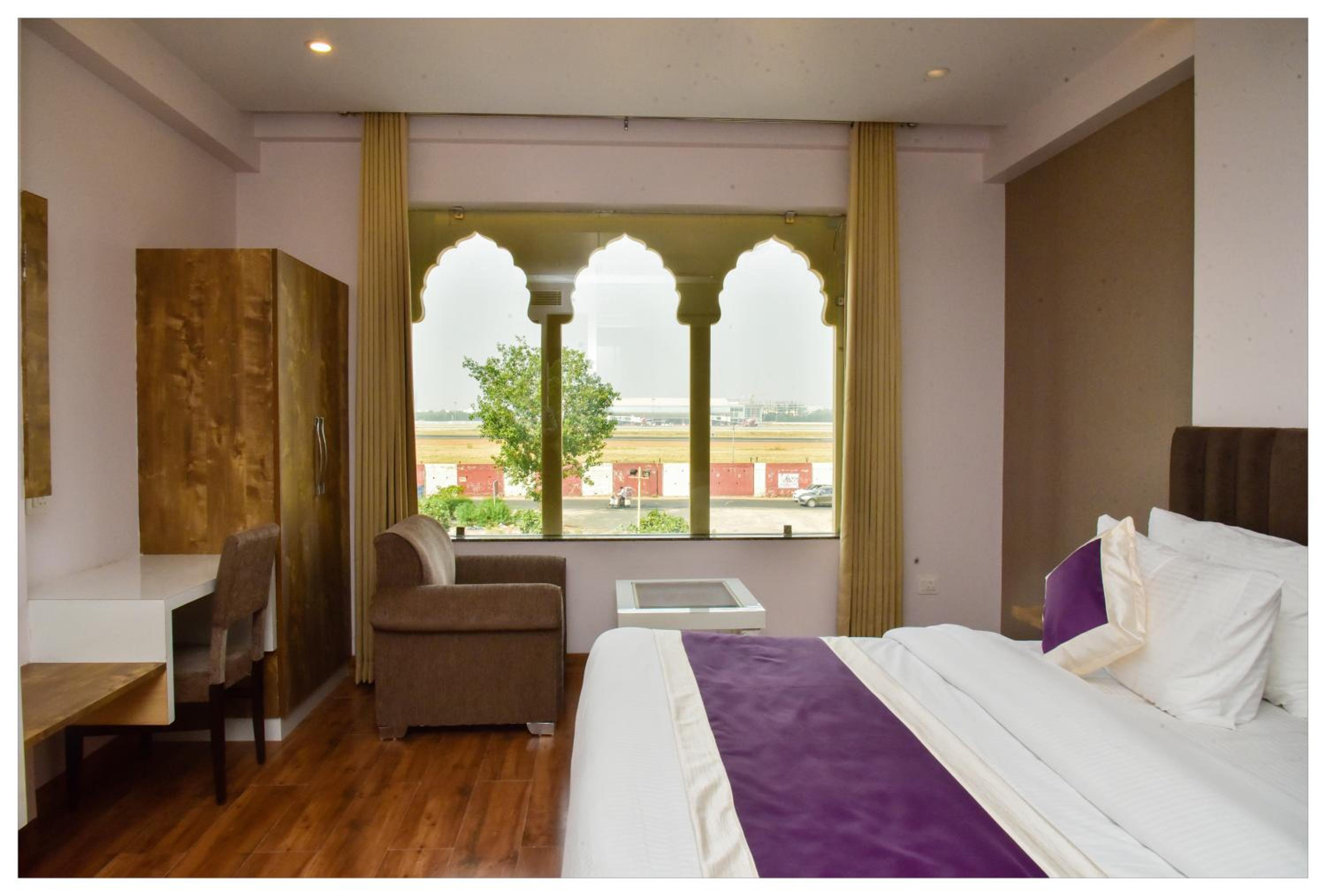 Superior King Room - Photo 9