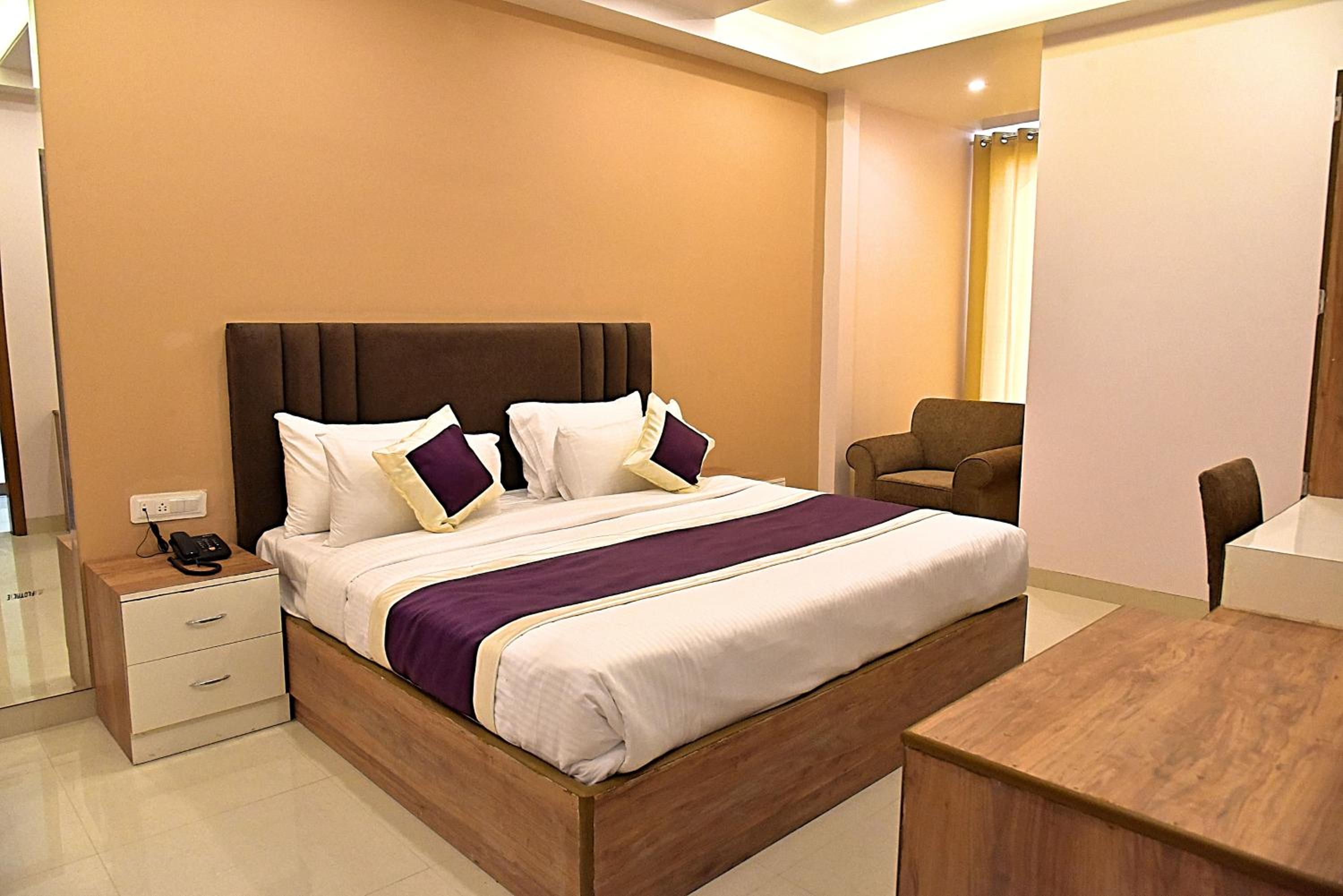 Deluxe King Room - Photo 6