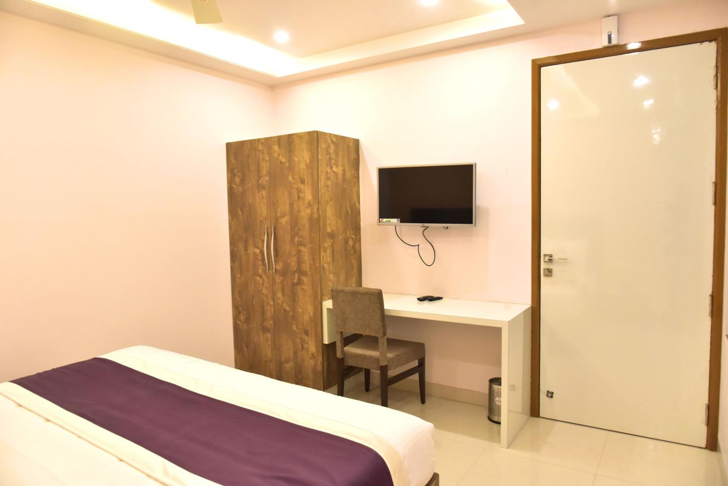 Deluxe King Room - Photo 7