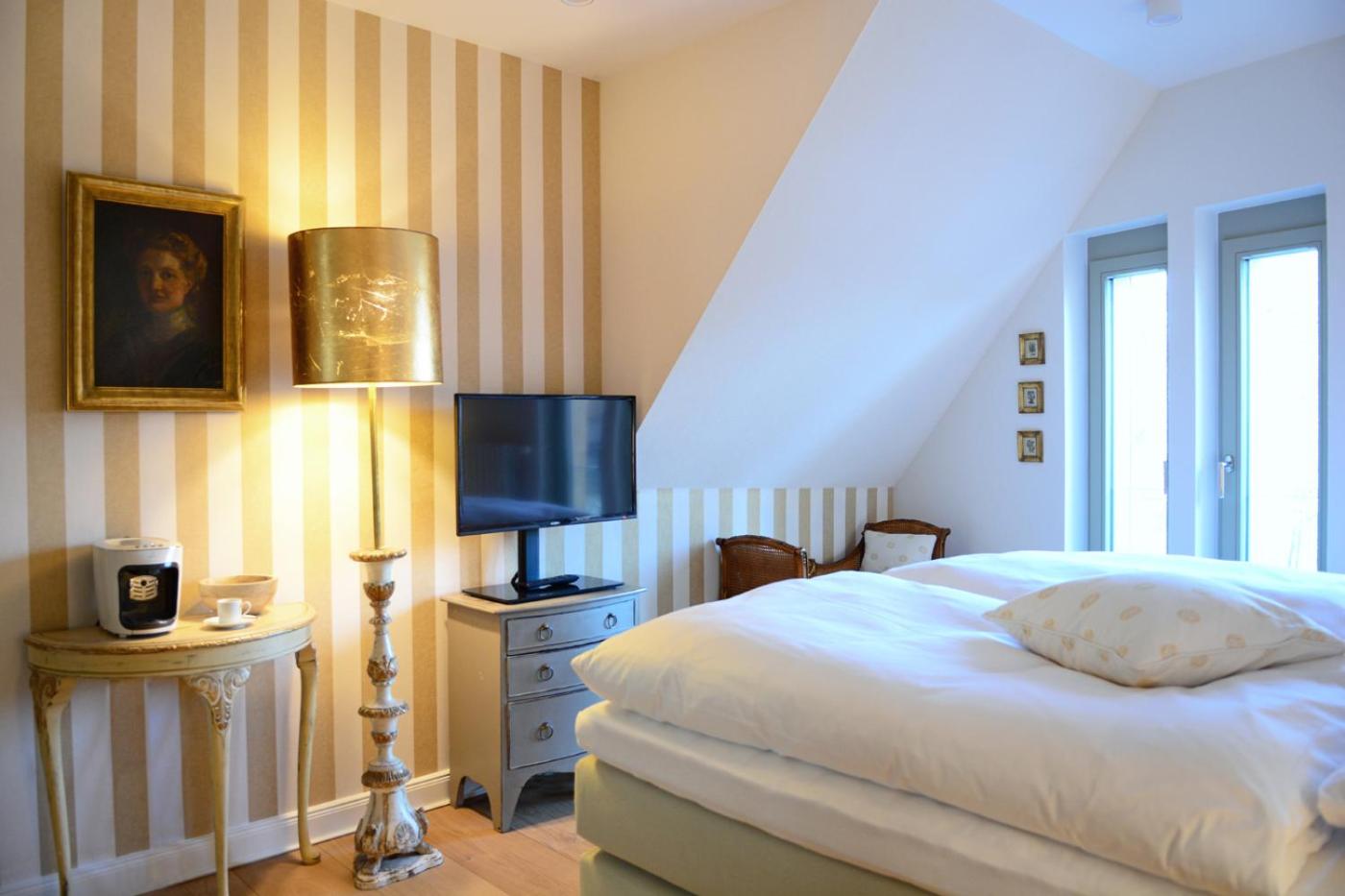 Deluxe Double Room with A/C - Photo 2