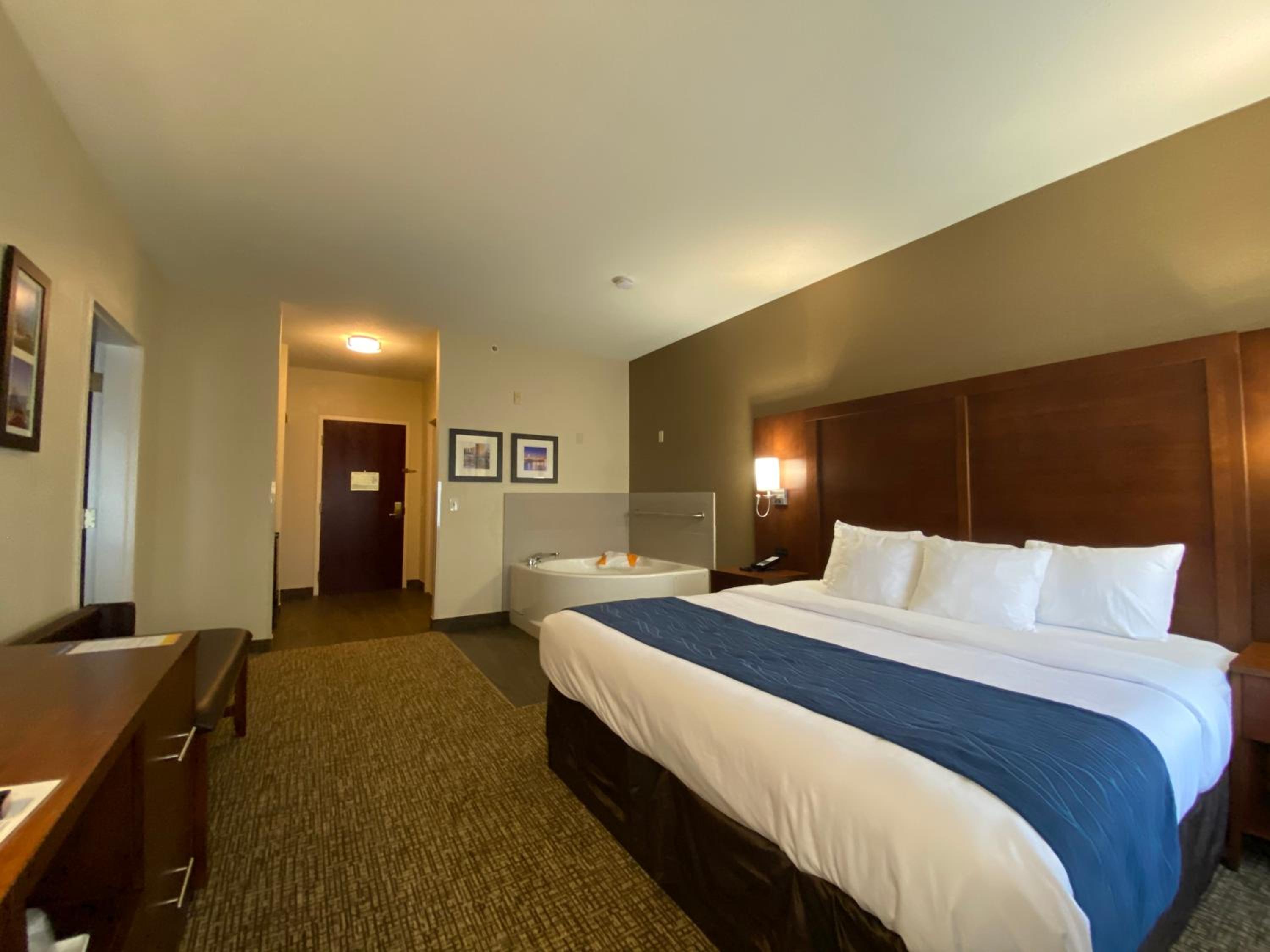 King Suite with Sofa Bed - Non Smoking - Photo 5
