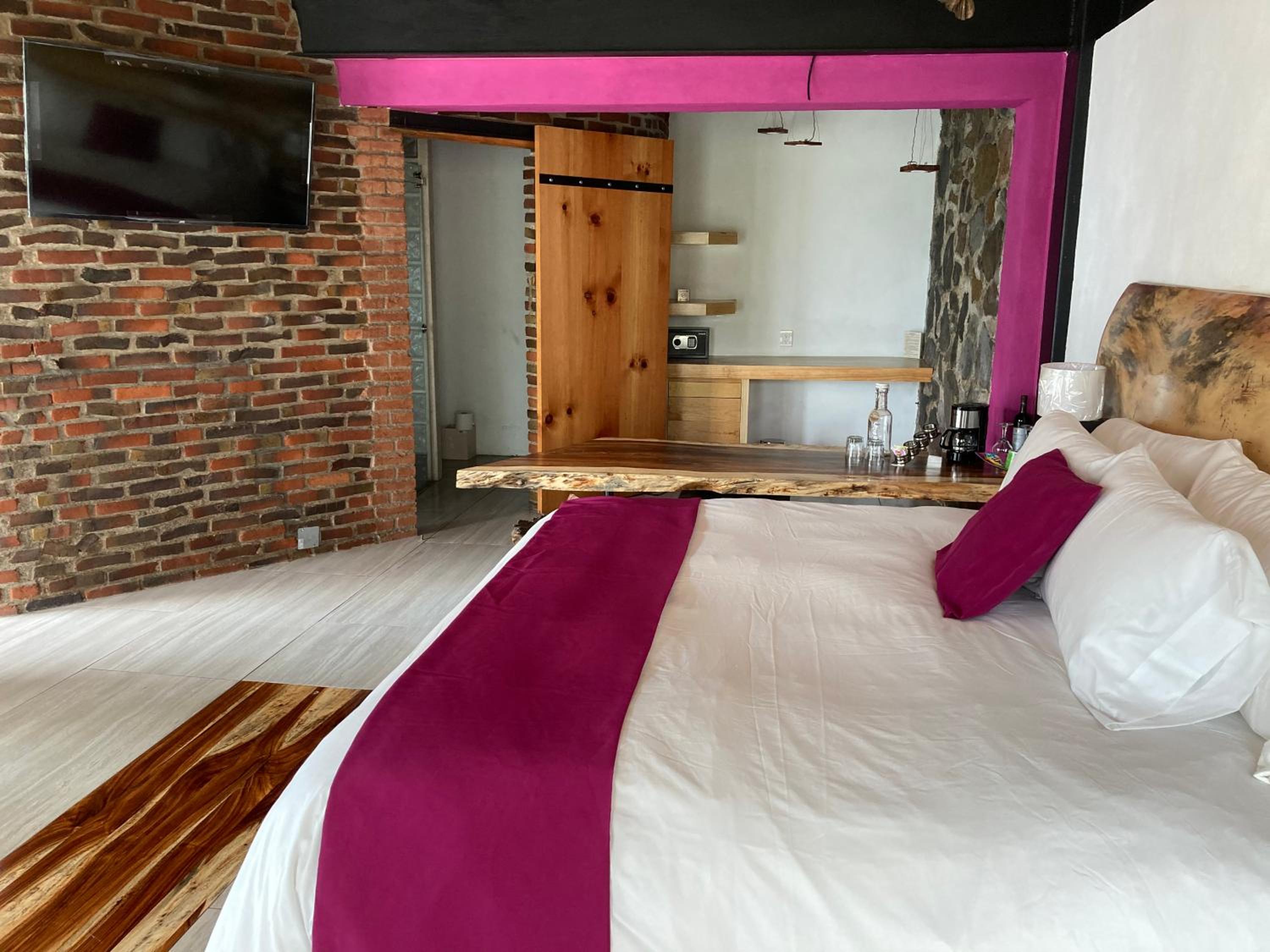Deluxe Double or Twin Room with Lake View - Photo 14