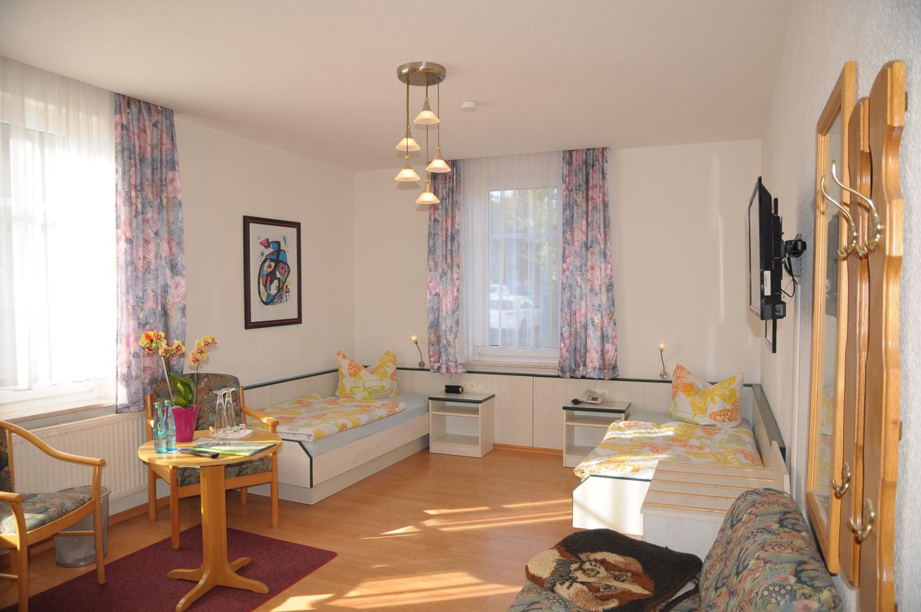 Twin Room with Extra Bed photo 2
