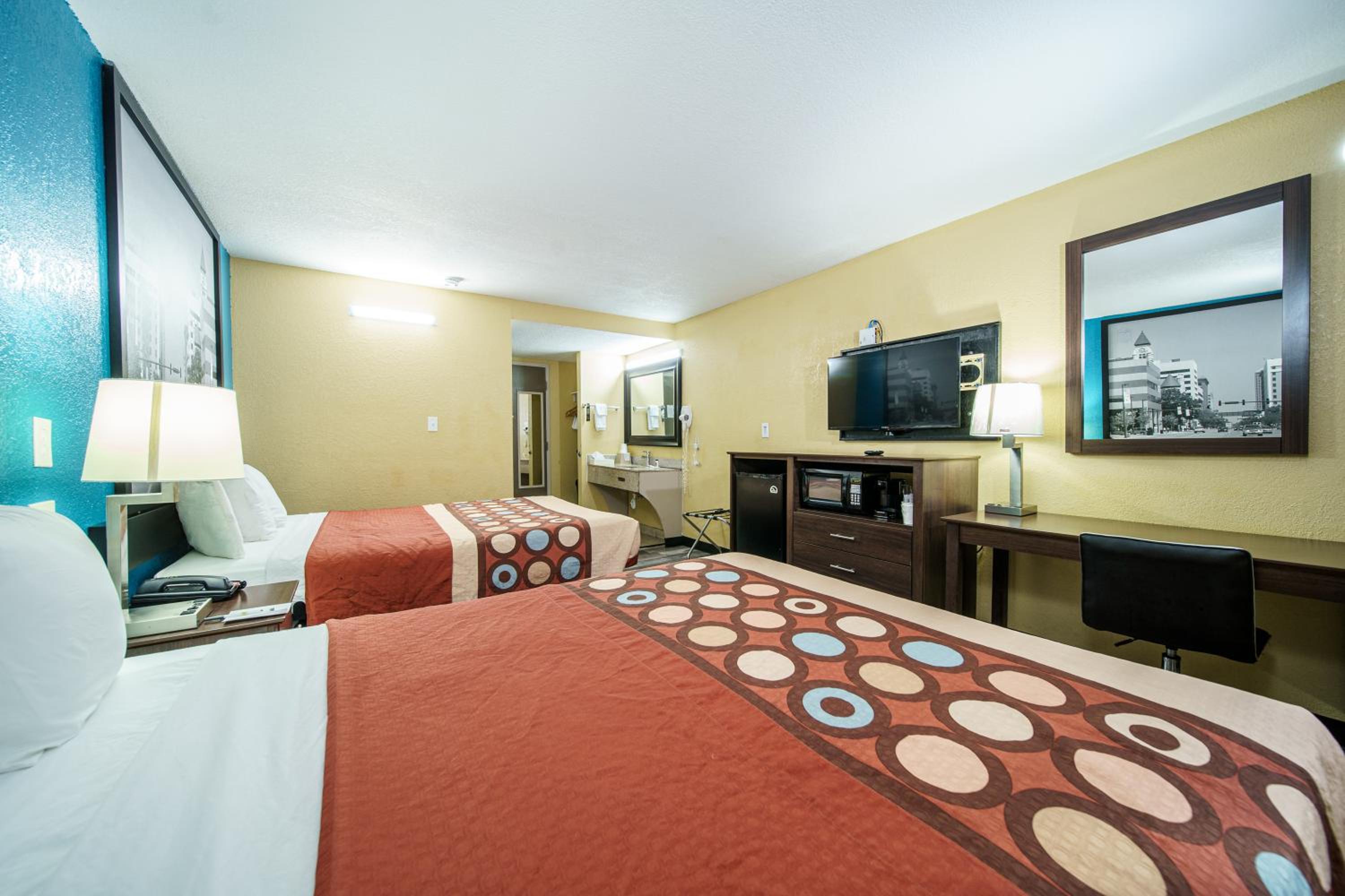 Queen Room with Two Queen Beds - Non-Smoking - Photo 11