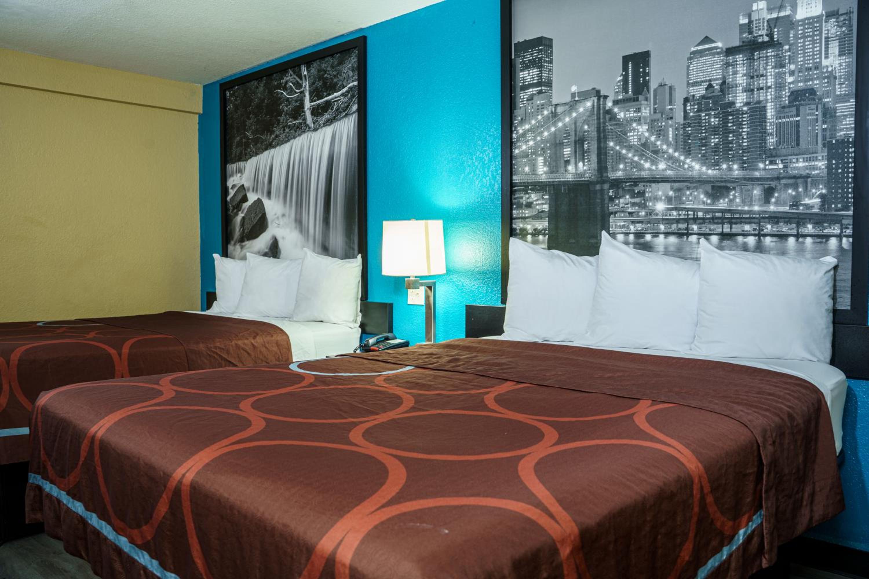 Queen Room with Two Queen Beds - Non-Smoking - Photo 1