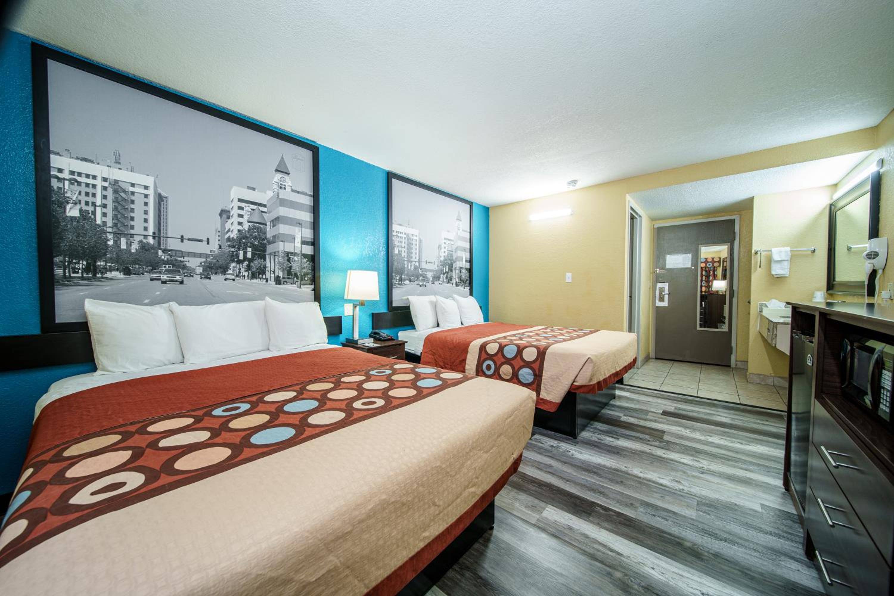 Queen Room with Two Queen Beds - Non-Smoking - Photo 7