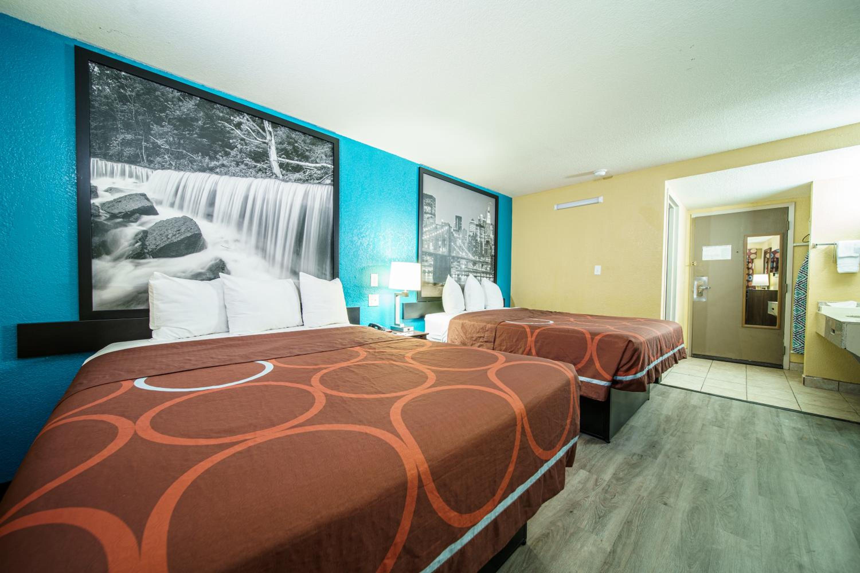 Queen Room with Two Queen Beds - Non-Smoking - Photo 10