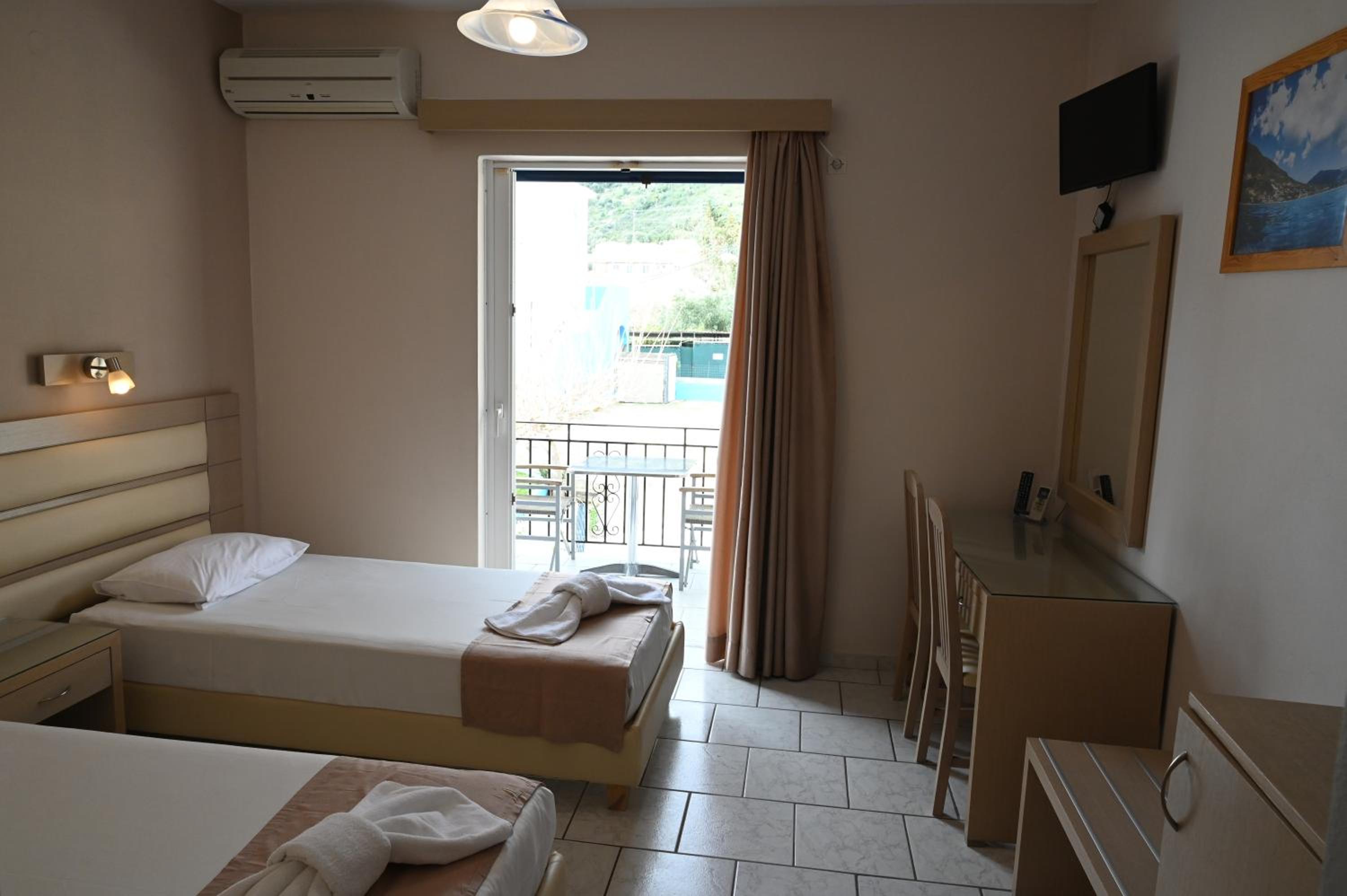 Double or Twin Room with Side Sea View - Photo 9