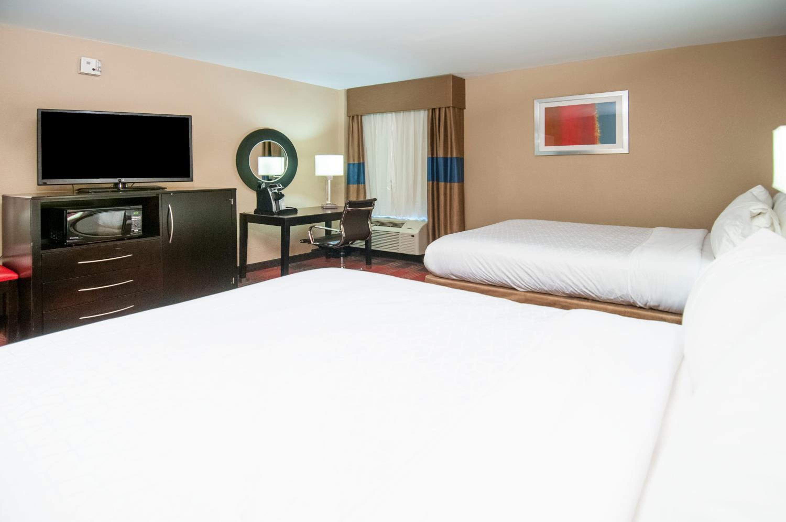 Standard Room with Two Queen Beds - Photo 1