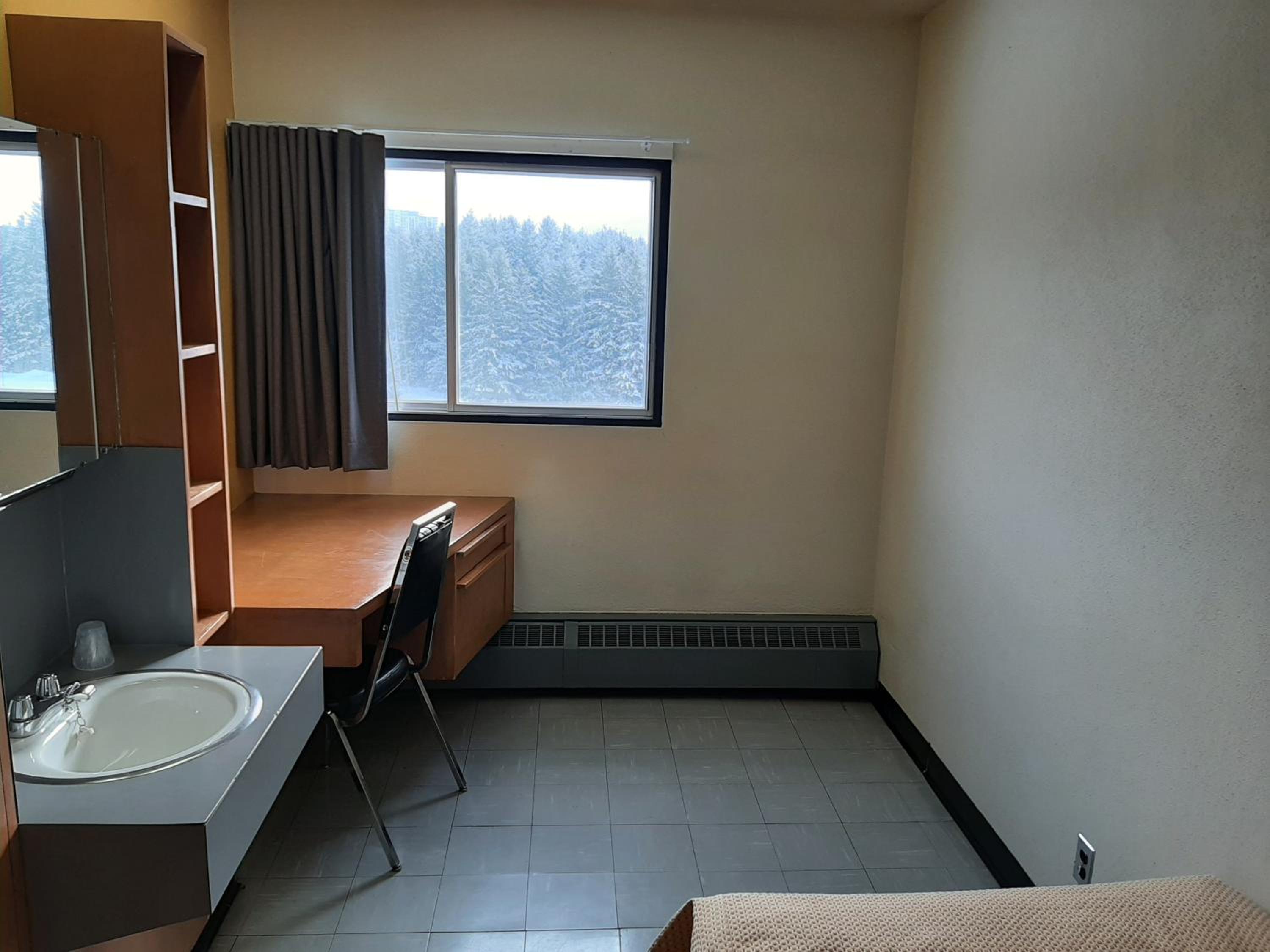 Single Room with Shared Shower and Toilet photo 1