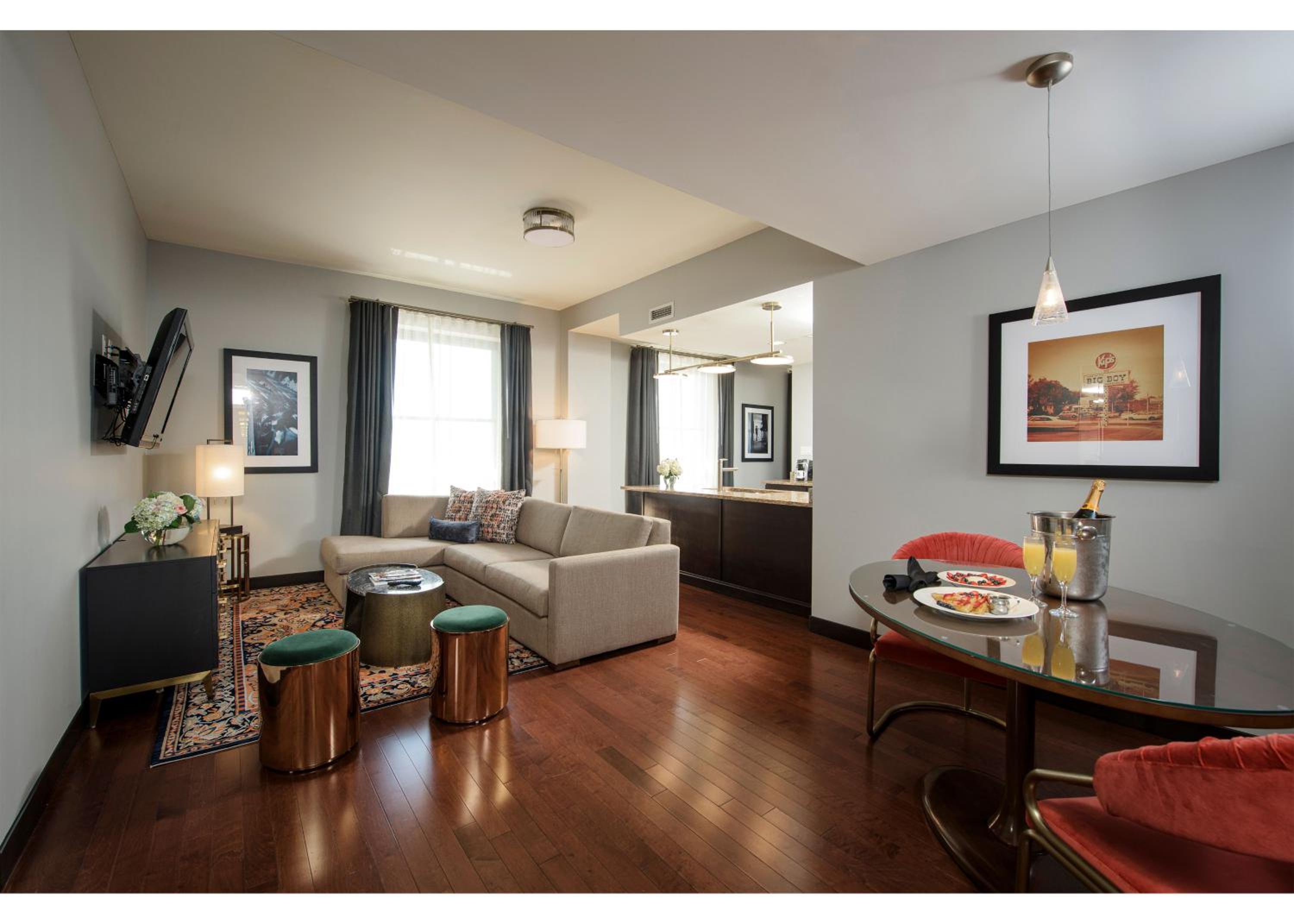 Signature Suite - Photo 1