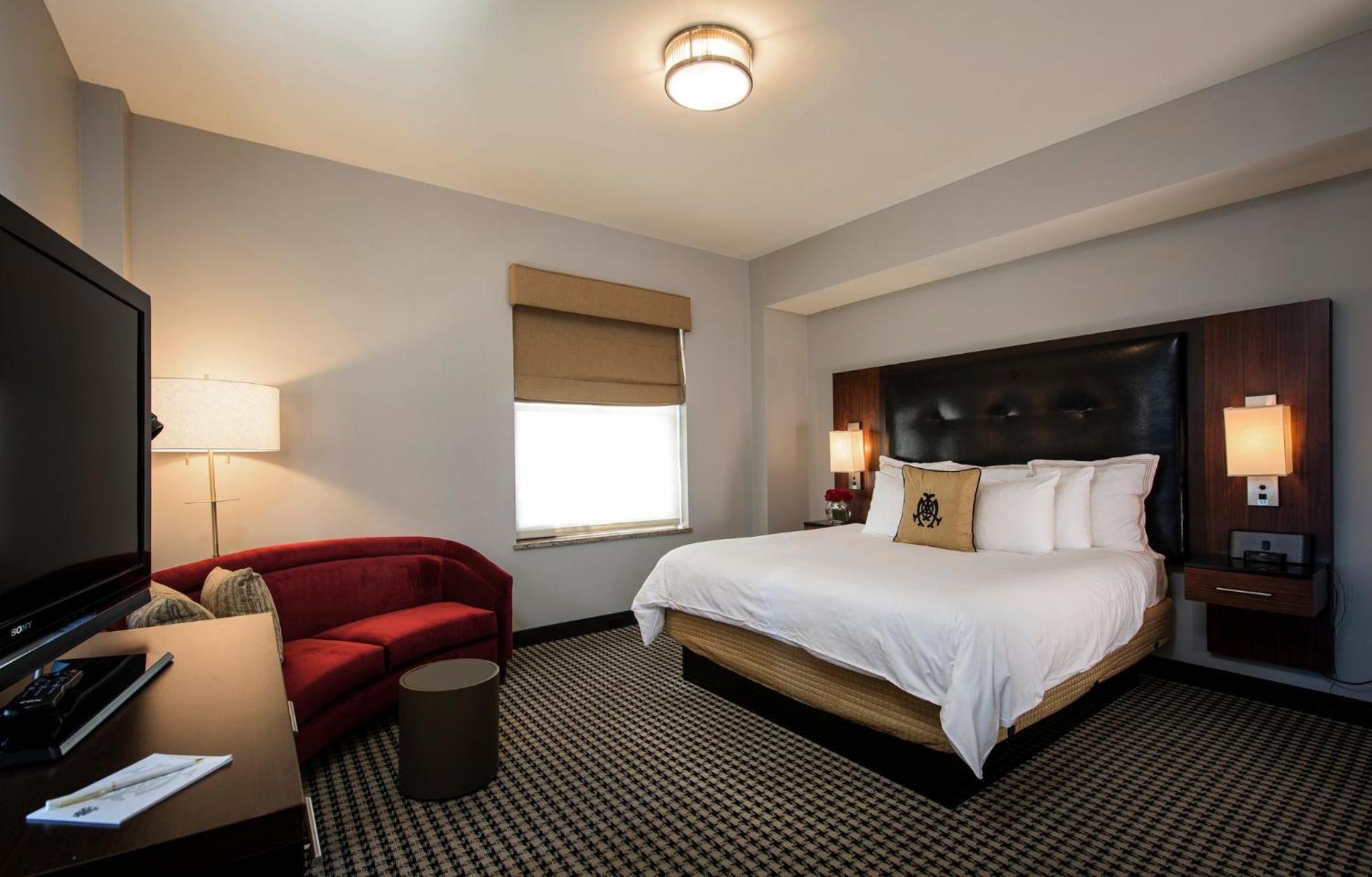 Signature Suite - Photo 4