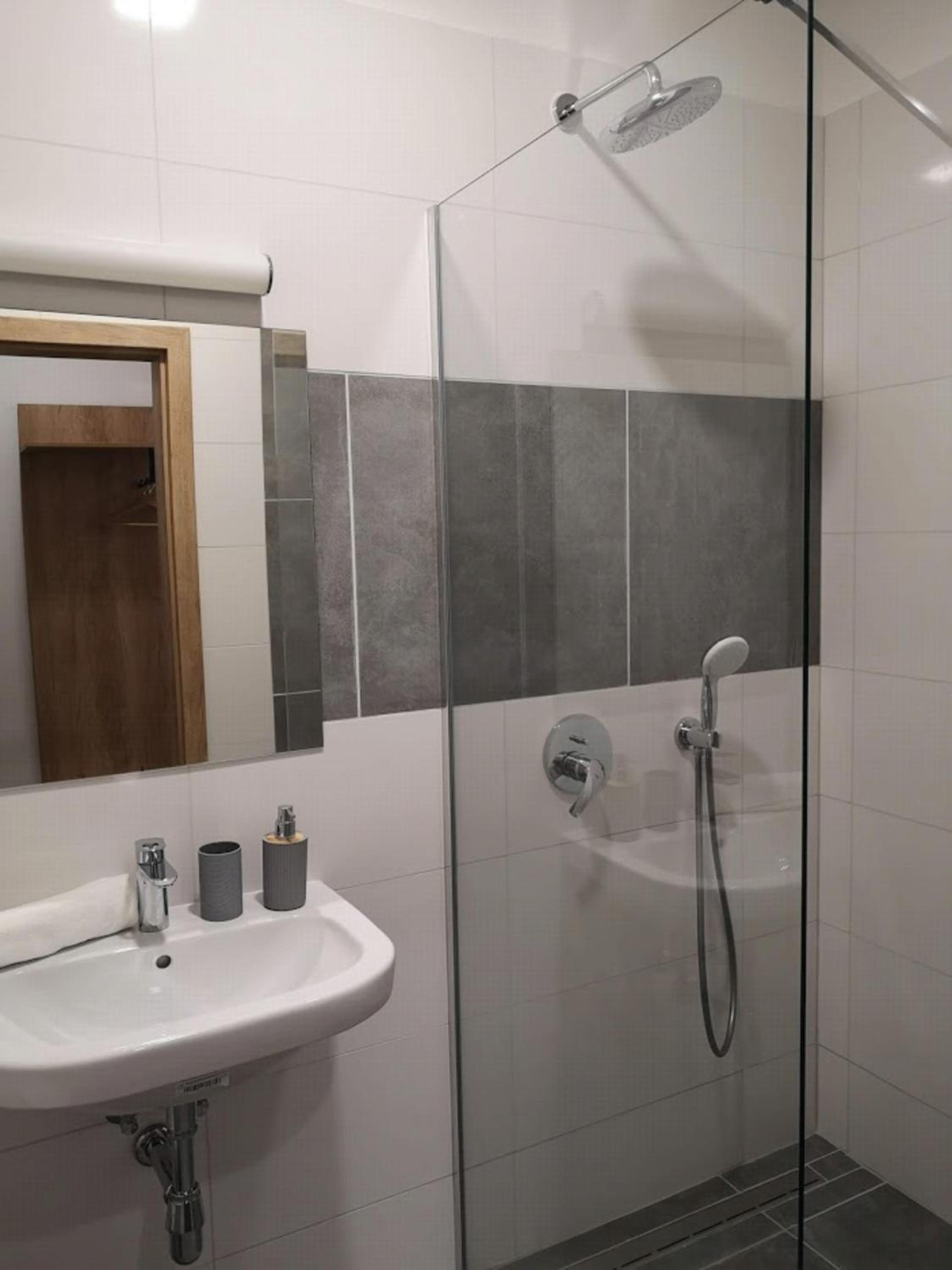 Twin Room - Photo 1