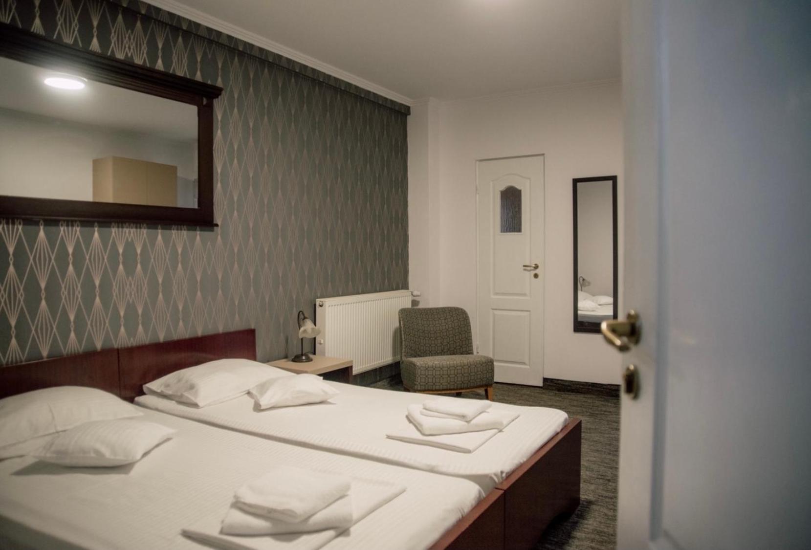 Standard Twin Room - Photo 2
