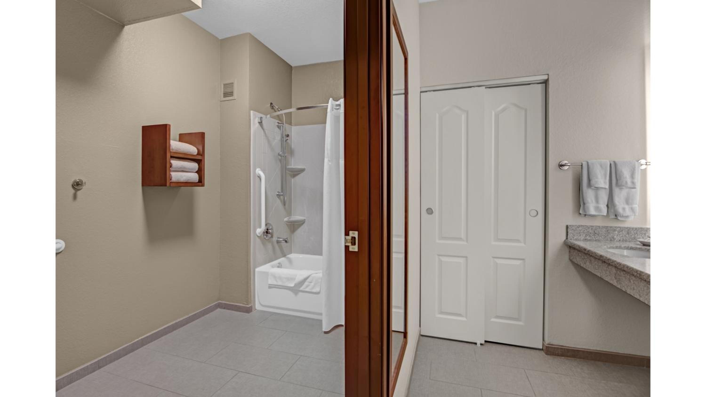 Two-Bedroom Suite - Photo 5