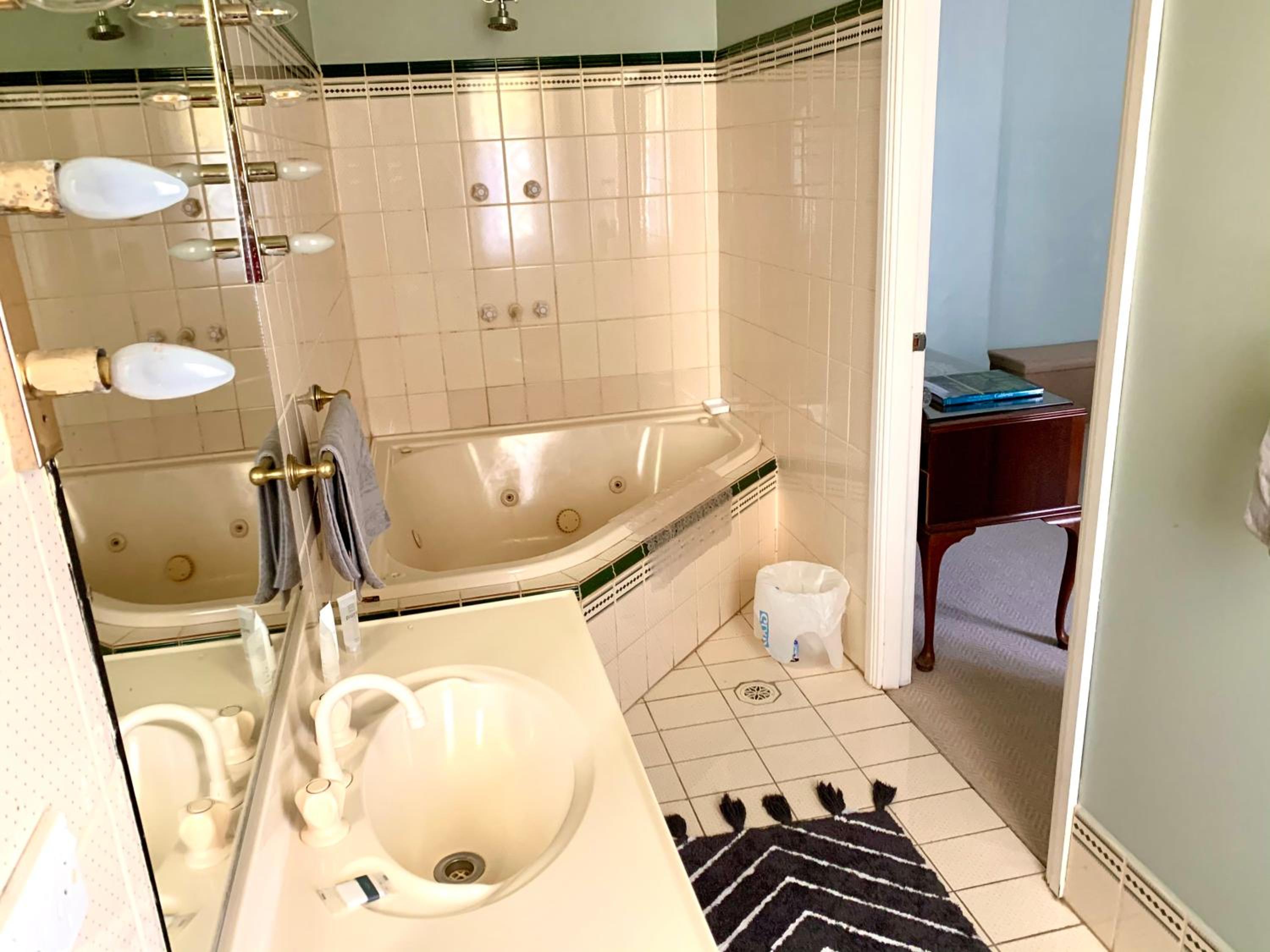 Queen Room with Spa Bath photo 2