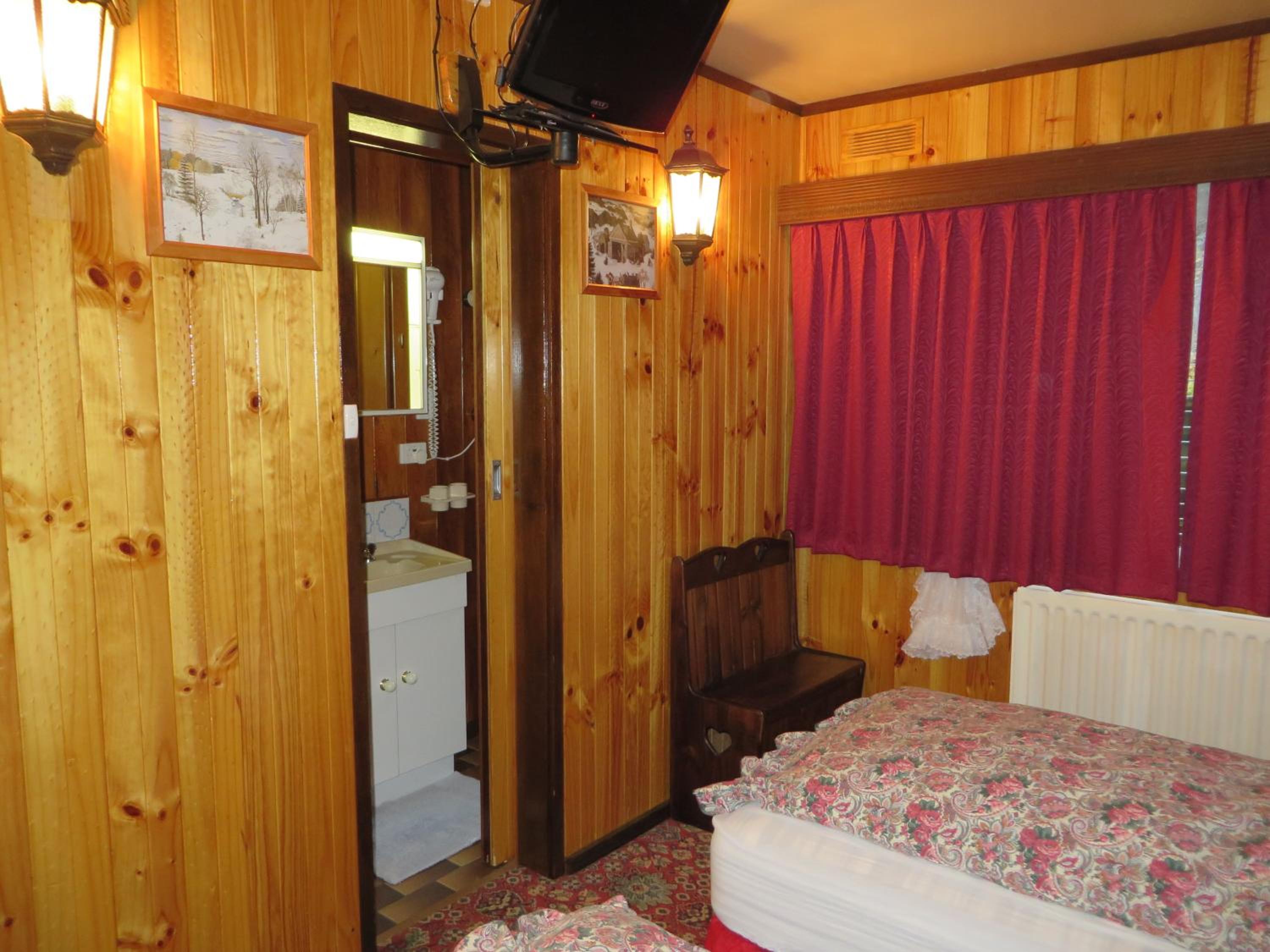 Deluxe Twin Share Room photo 3