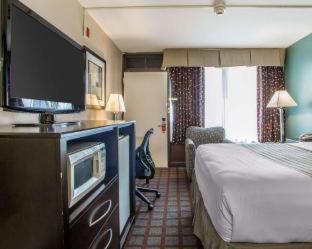 King Room - Non-Smoking - Photo 2