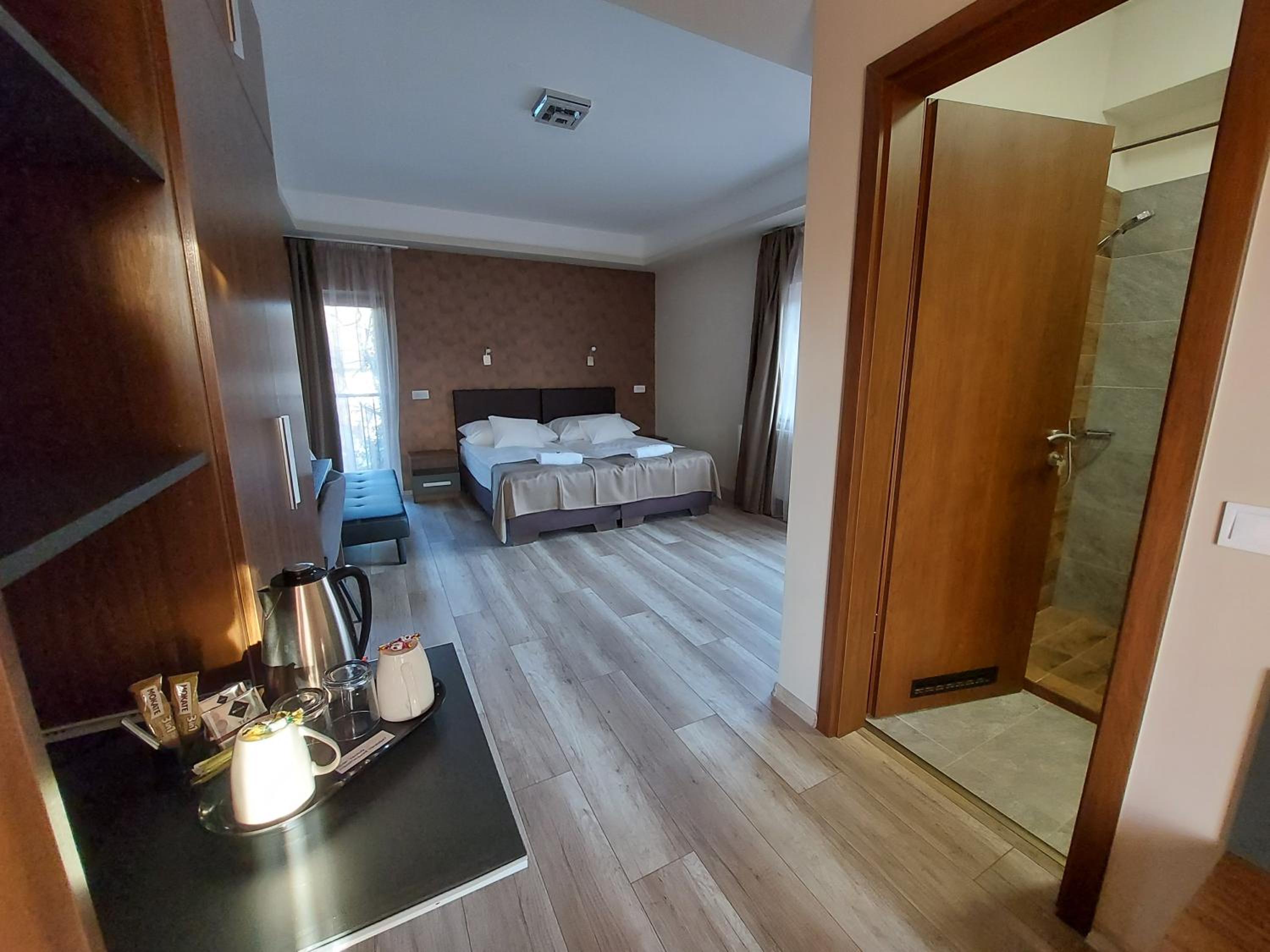 Superior Family Room photo 1