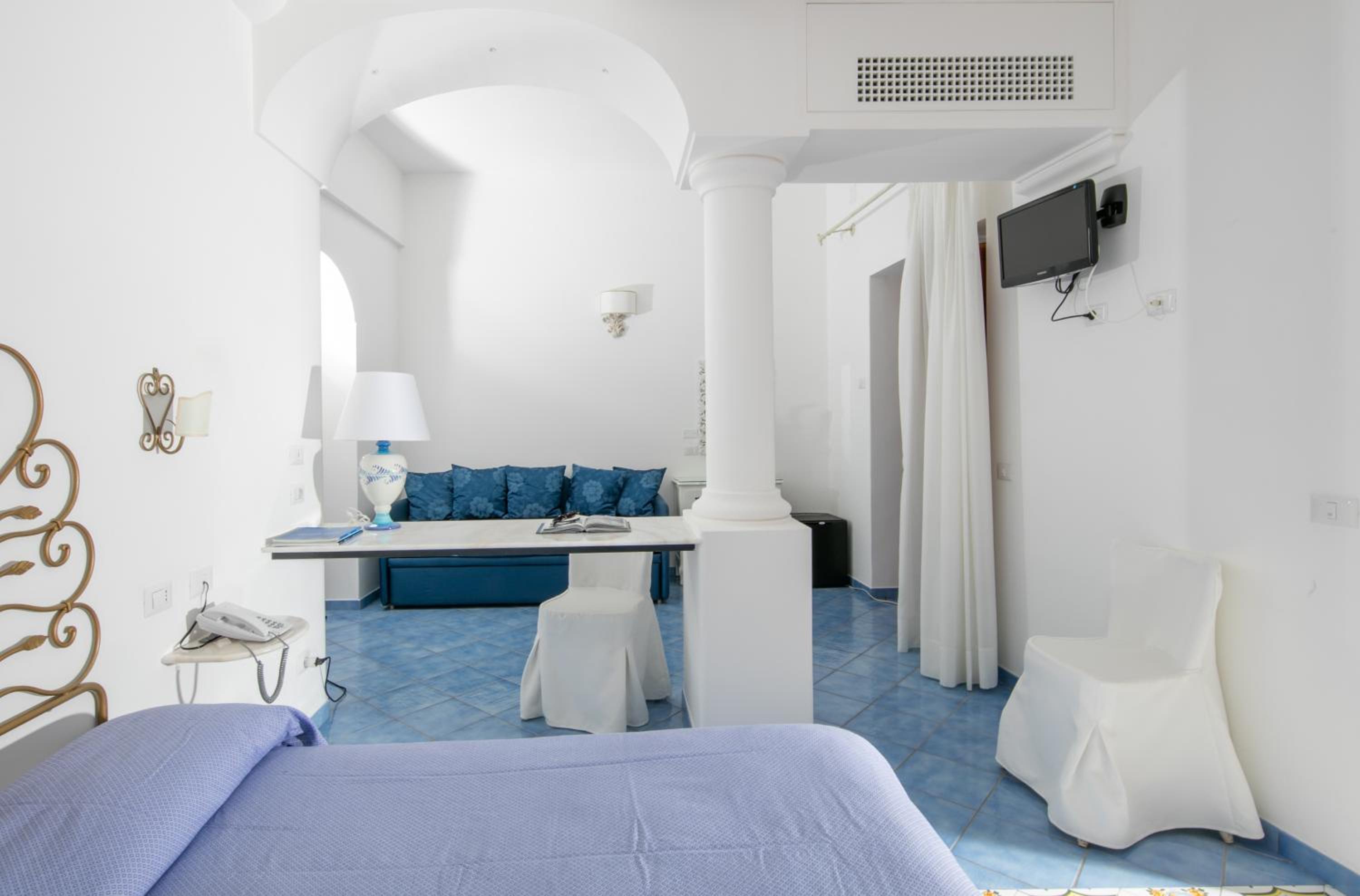 Classic Triple Room with Partial Sea View photo 2