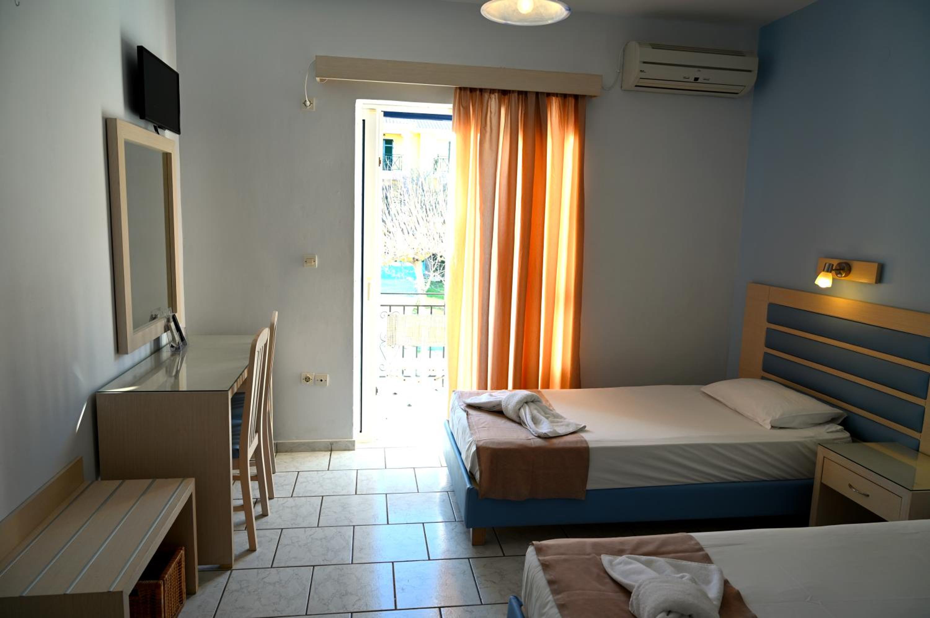 Double or Twin Room with Garden View - Photo 12