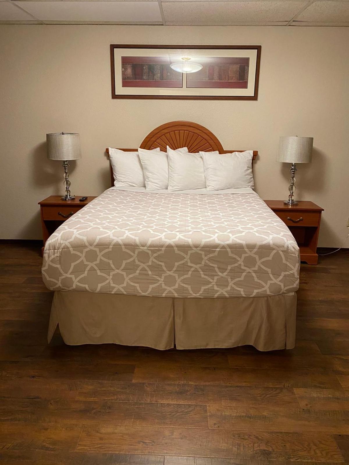 Queen Room with Private Bathroom photo 1