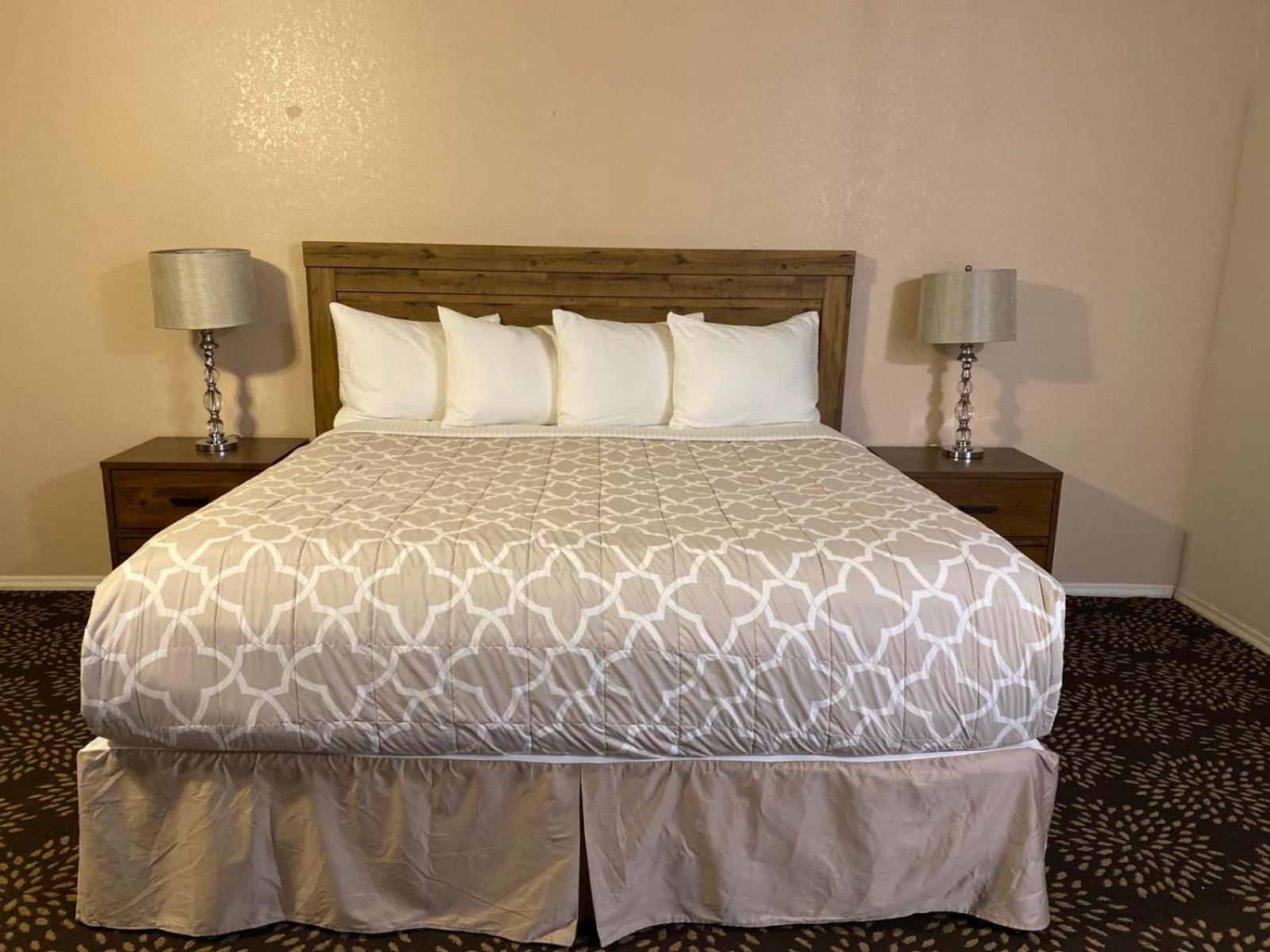 King Room with Private Bathroom photo 1