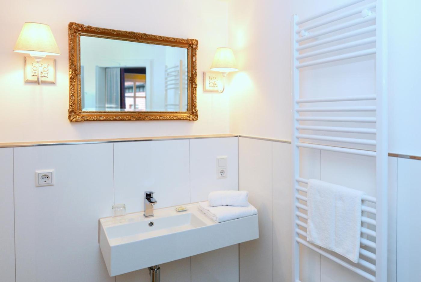 Deluxe Double Room with A/C - Photo 7