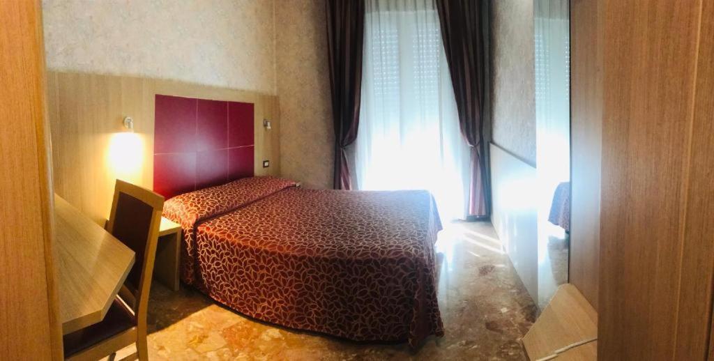 Double Room (1 Adult) - Photo 2