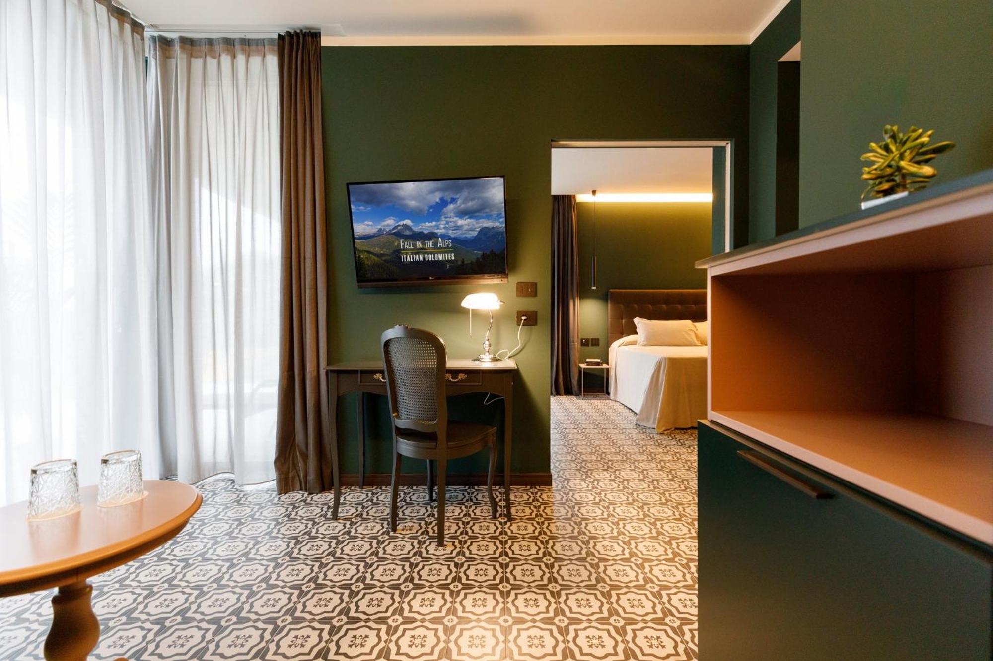 Junior Suite with Lake View - Photo 13