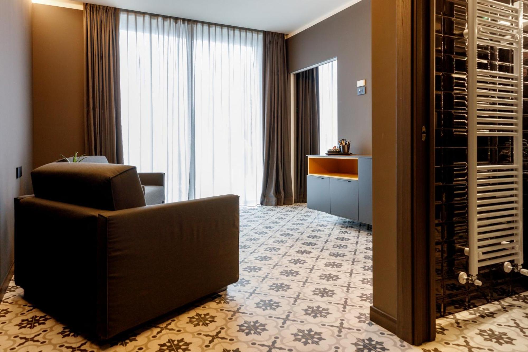 Junior Suite with Lake View - Photo 17