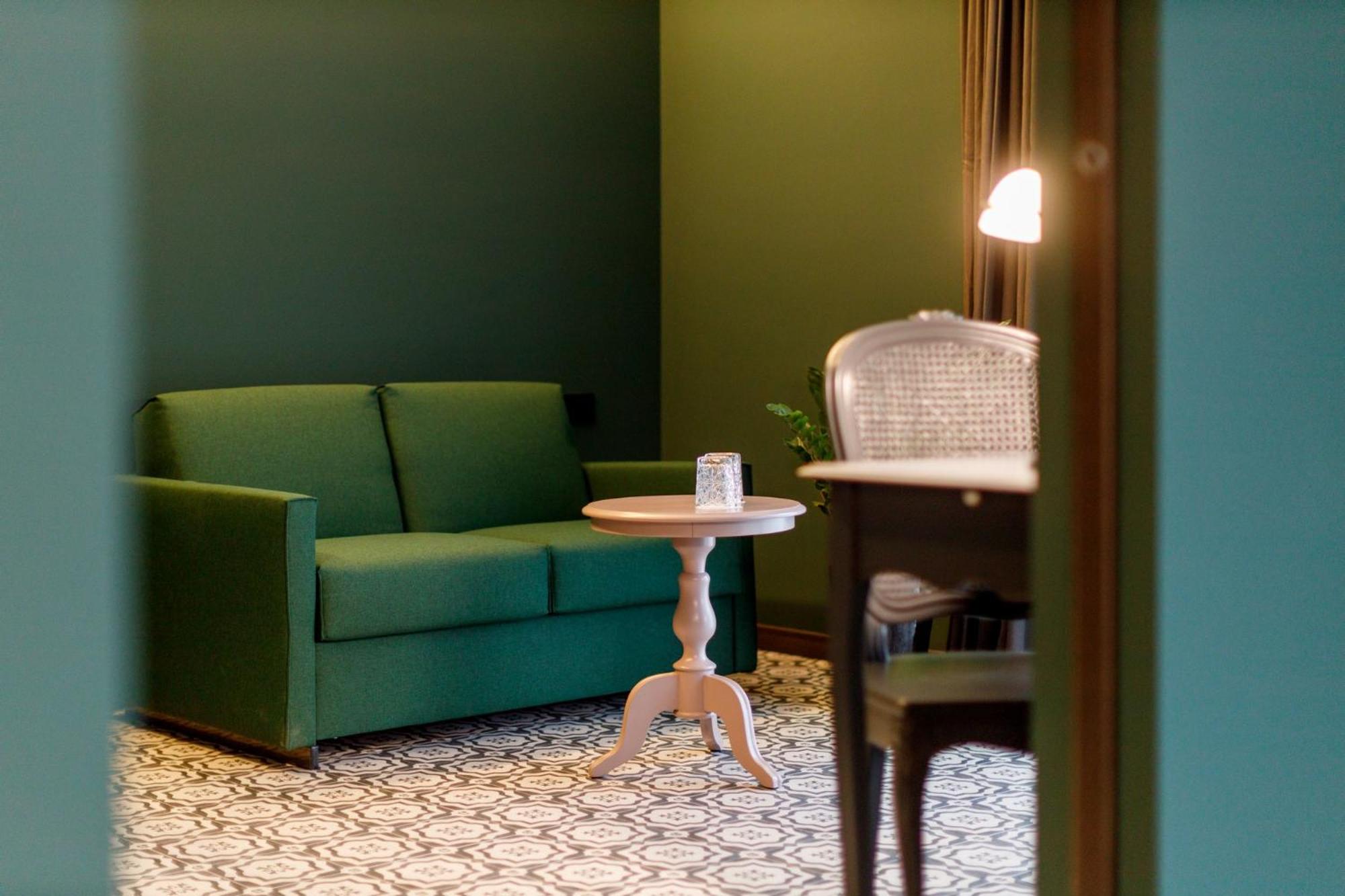 Junior Suite with Lake View - Photo 18